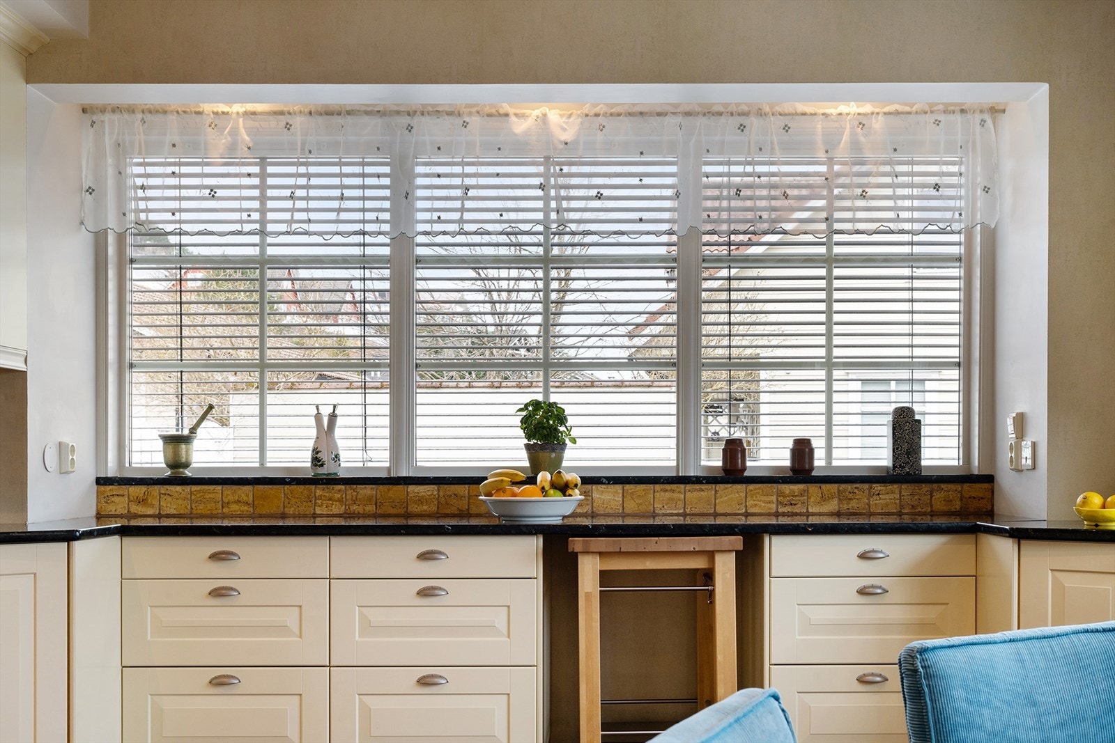 Store vindusflater og balkongdør gir godt innslipp av naturlig lys. Galleribilde