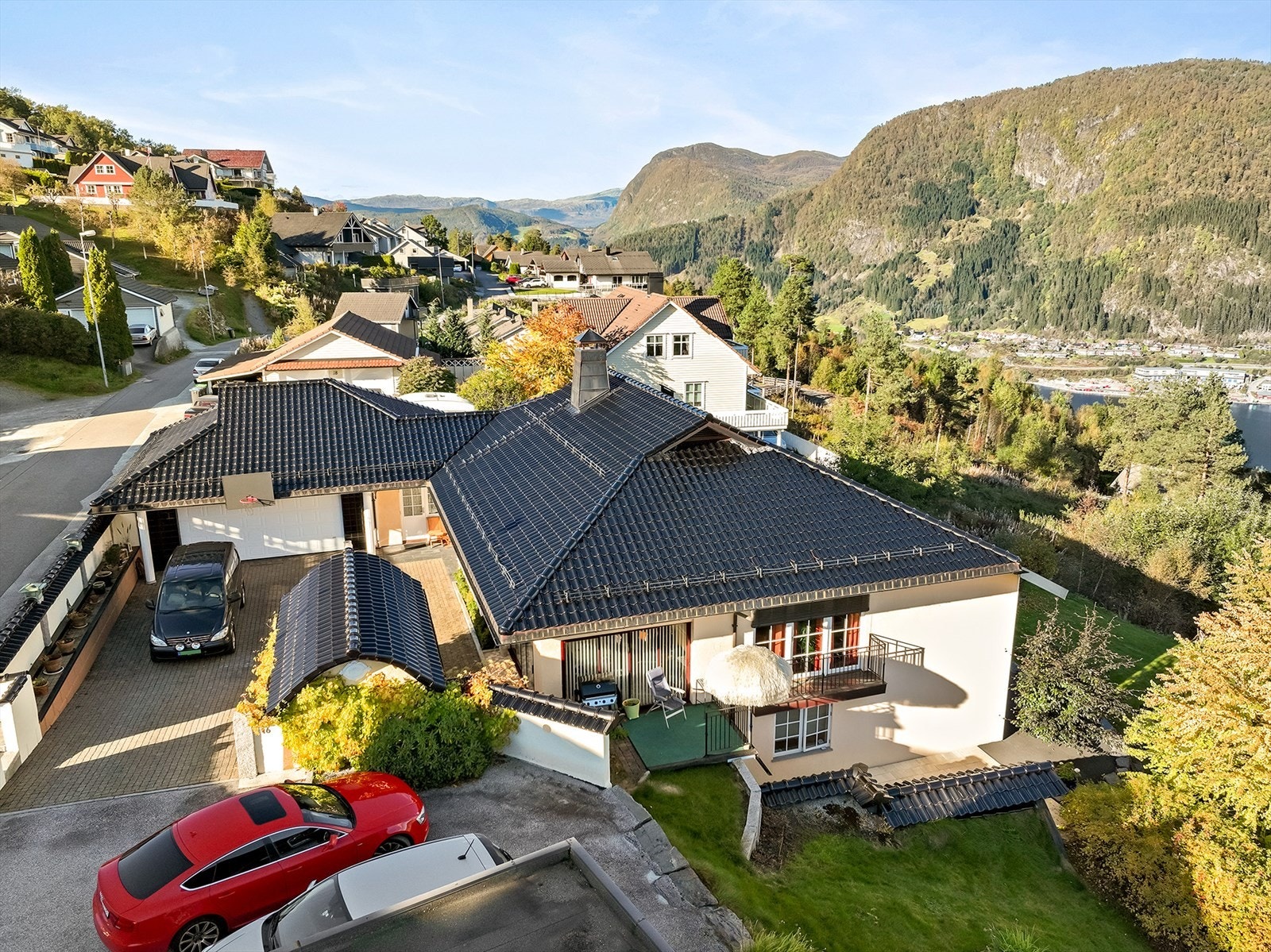 Eiendommen har en rolig plassering og grenser til friområde på to sider av tomten. Området har ringbussforbindelse og kort avstand til sentrum med alt av tilbud og tjenester. Galleribilde