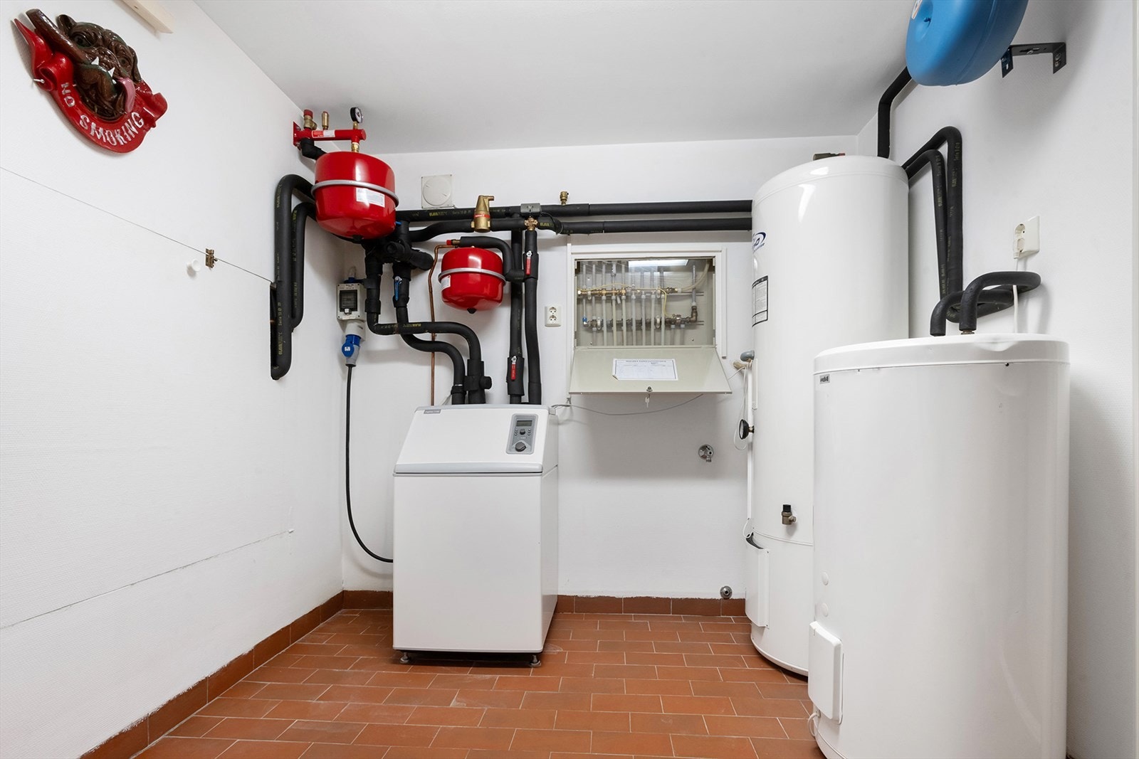 Boden inneholder teknisk anlegg for vannbåren gulvvarme, varmepumpesystem, varmtvannstank og røropplegg i tilknytning til dette. Galleribilde