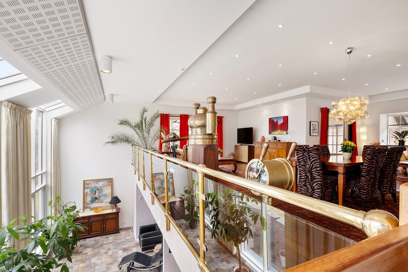 Stuen tilbyr en unik romfølelse med åpning fra gulv til tak over to etasjer i front av huset. Galleribilde