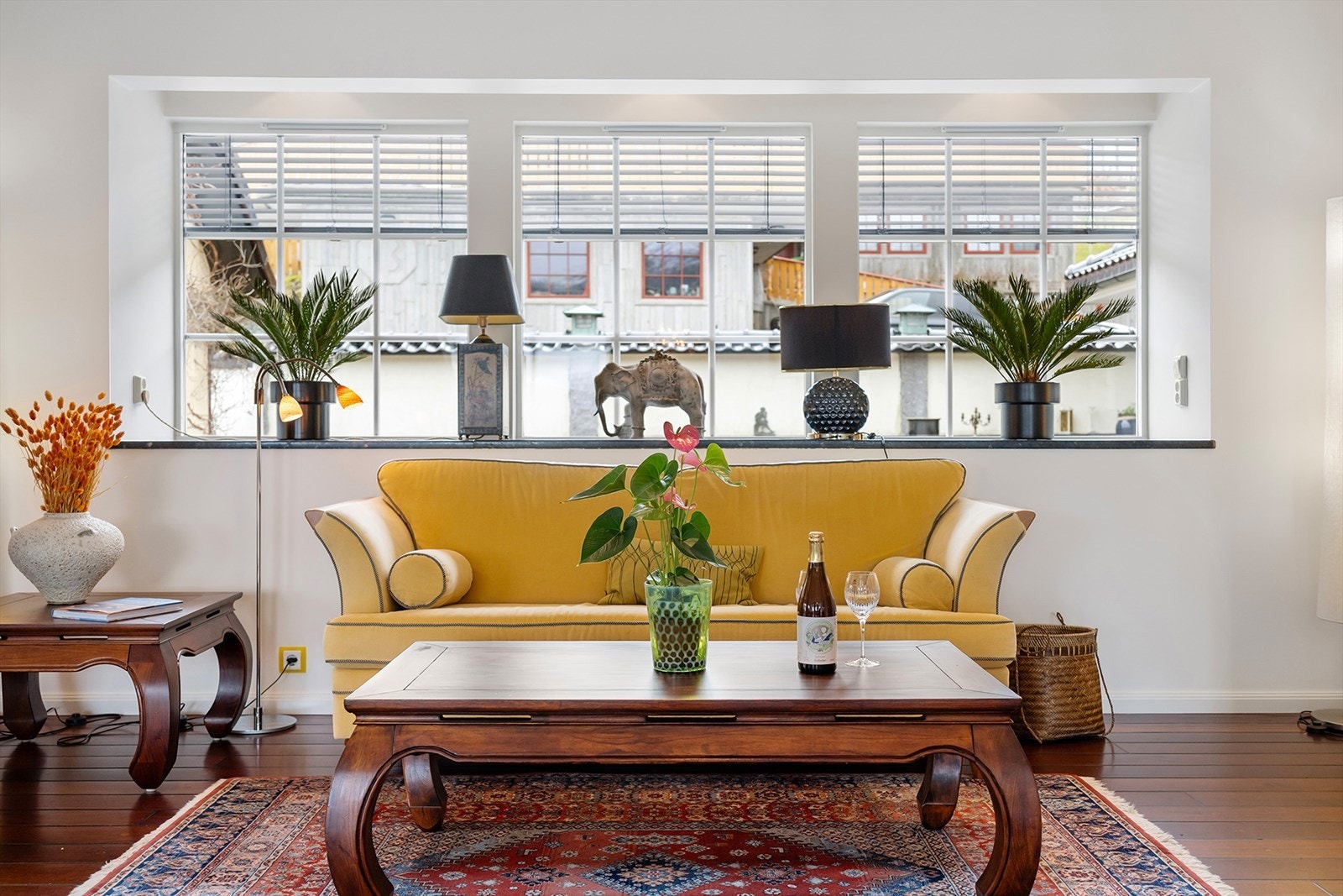 En fin detalj i stuen er dype vinduskarmer med steinlagte blomsterbrett. Galleribilde