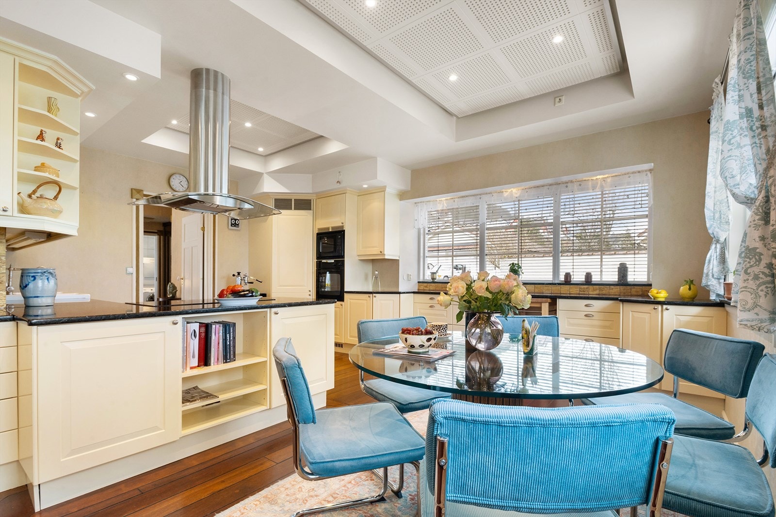 Kjøkkenet har spiseplass og er godt utstyrt med innredning. Galleribilde