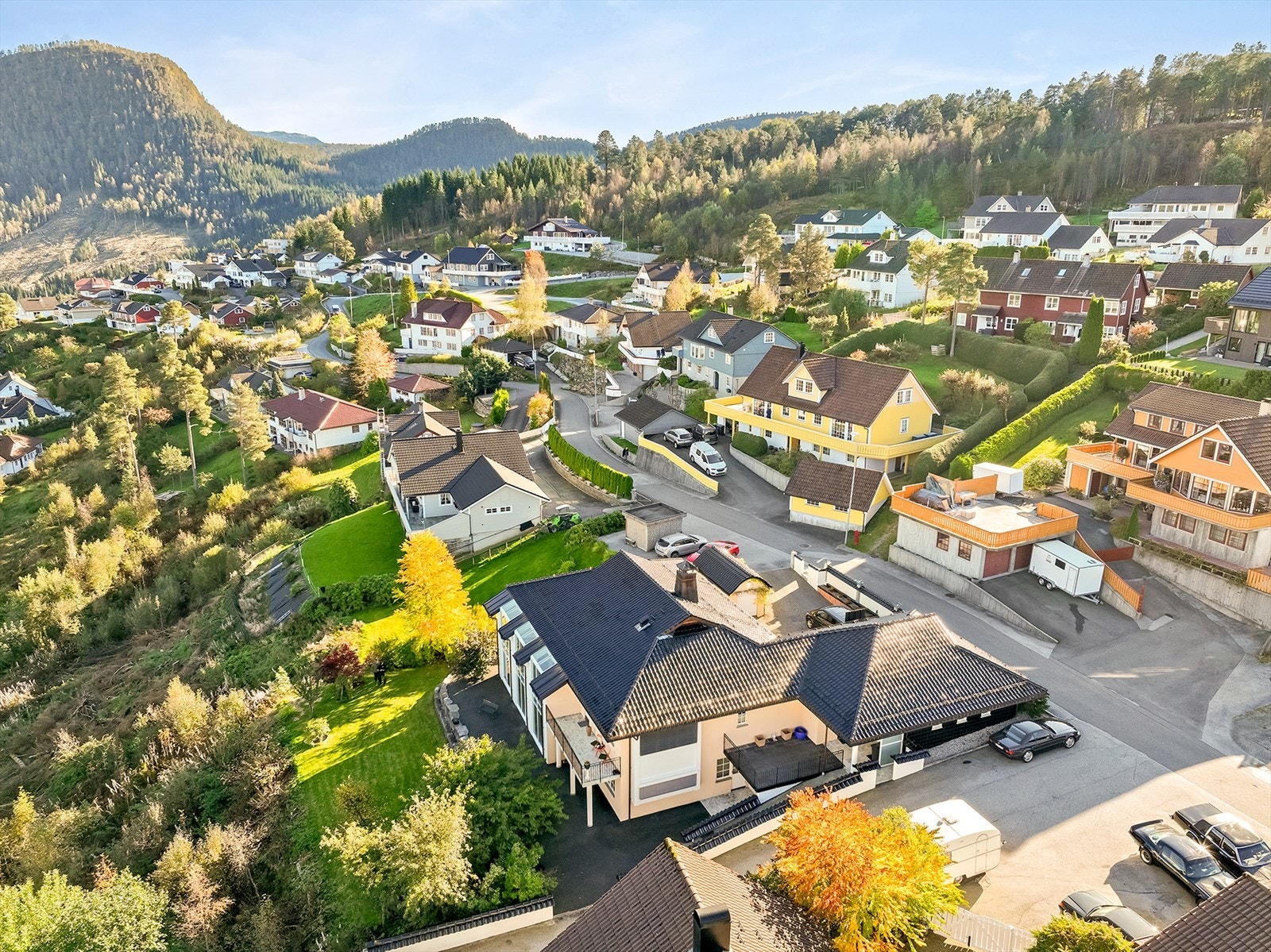 Fra eiedommen er kort avstand barnehage, skole og idrettsanlegg på Halbrend og Flatene. Galleribilde