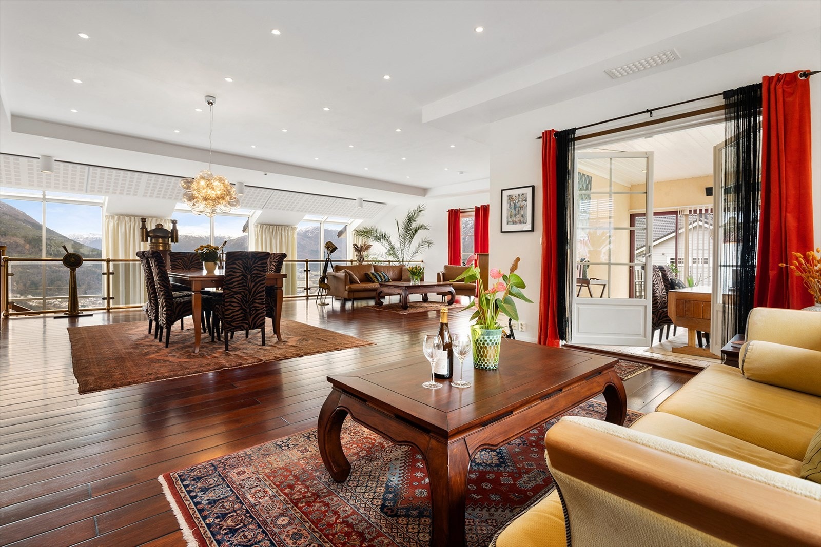 Stuen er meget romslig og har utgang til vinterhage og balkong. Galleribilde