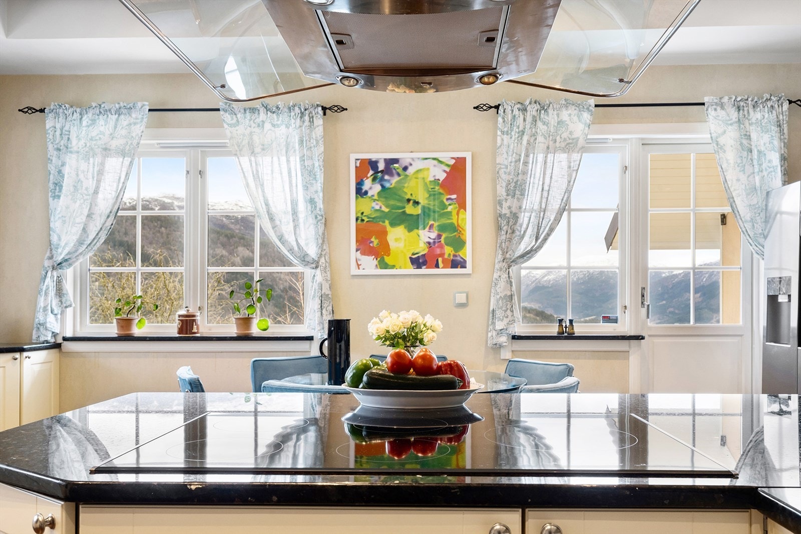 Kjøkkenet har marmorfliser på deler av veggene og mye benkeplass men benkeplater i Larvikitt. Galleribilde