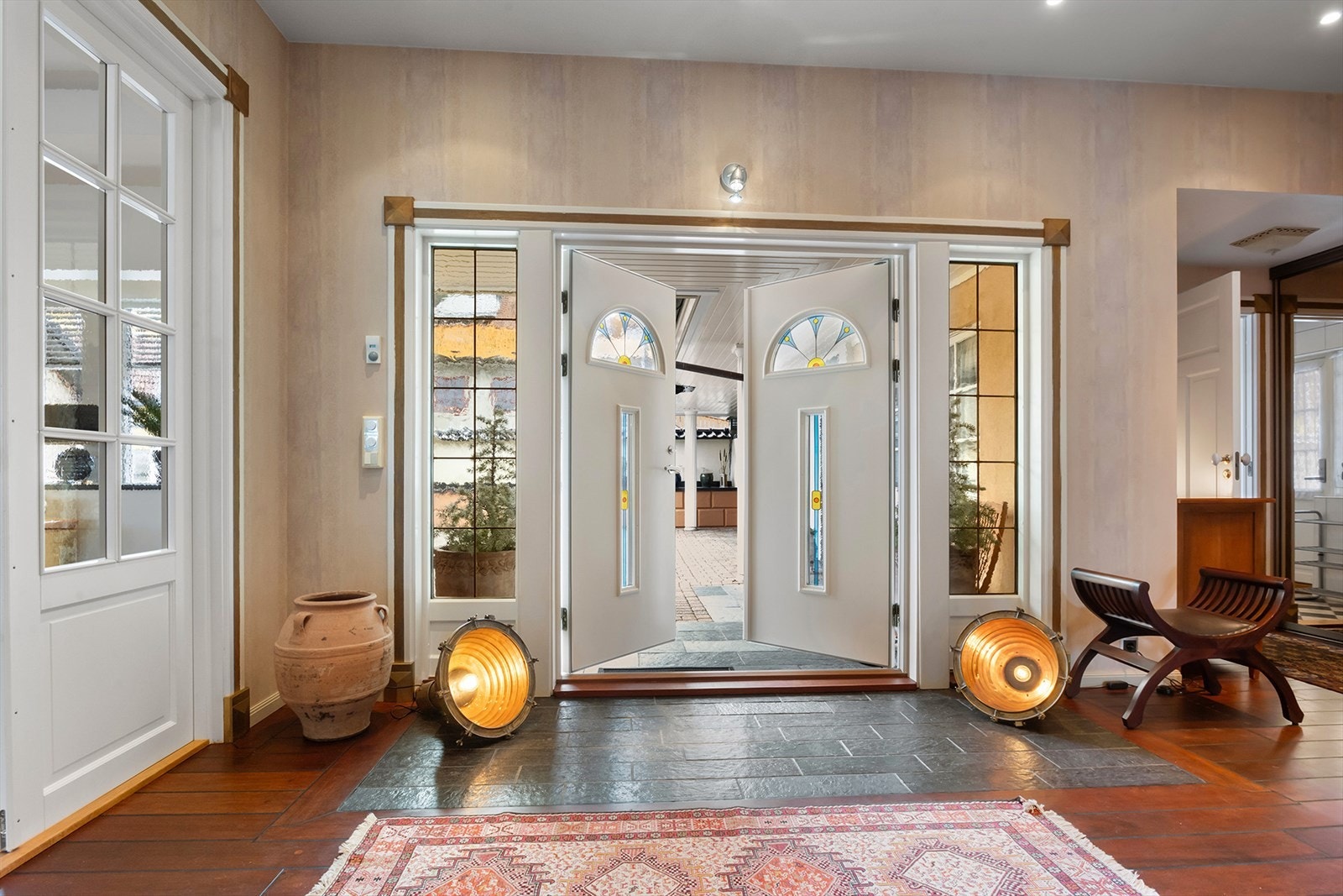 Hovedetasjen og hallen har tilkomst til stue, kjøkken, toalettrom, bod og vaskerom med videre gjennomgang til garasjen. Galleribilde