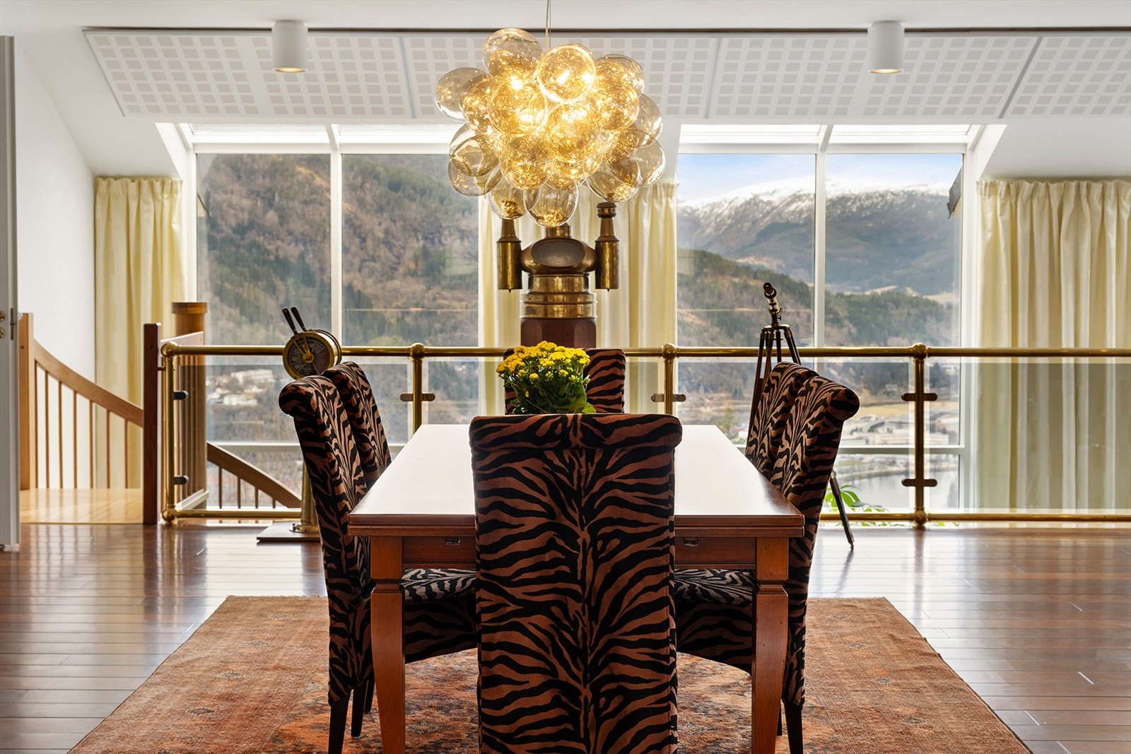 Spisestuen er plassert midt i rommet og har god plass til sosiale lag. Galleribilde