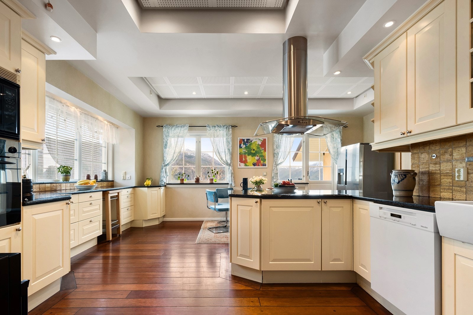 Kjøkkeninnredningen er ett herregårdskjøkken levert av Sigdal. Innredninge har god kapasitet med mye skuffer og skap. Galleribilde