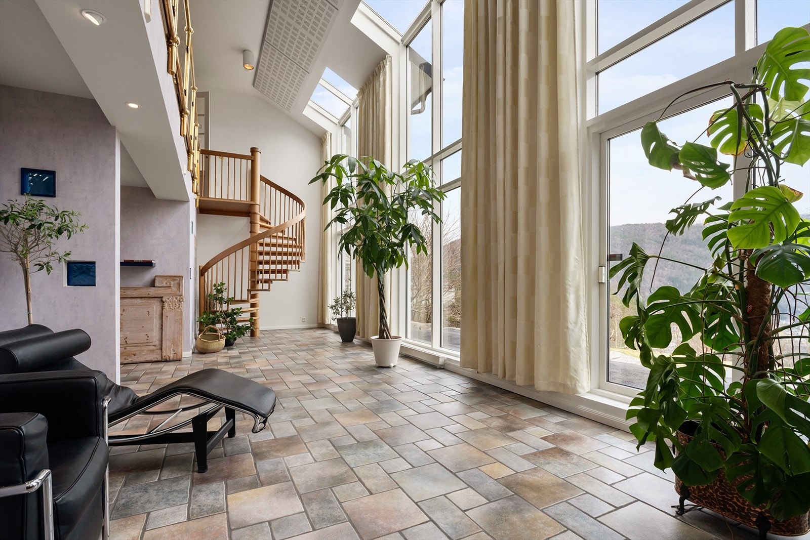 Fra hagestuen er det utgang til asfaltert og flislagt uteområde. Galleribilde