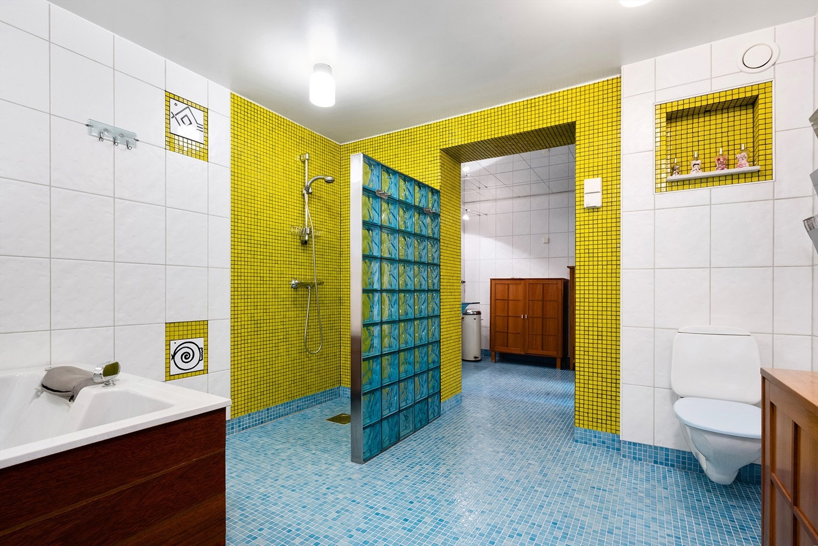 Hovedbadet er gedigent og er inndelt i to soner med egen spaavdeling. Galleribilde