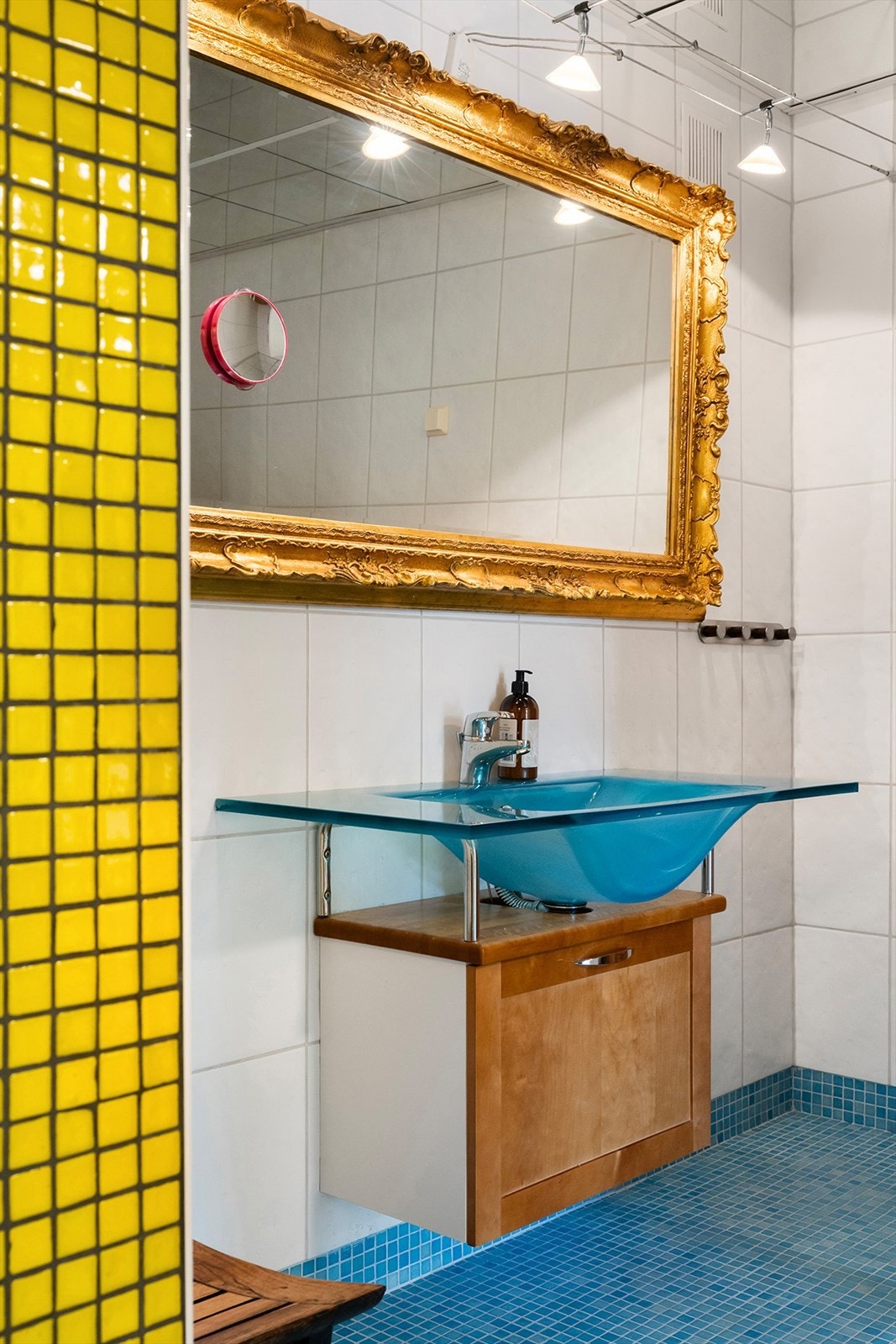 Hovedbadet har utstrakt bruk av mosaikkfliser på gulv vegger, vinduskarmer og nisjer i baderomsveggene. Galleribilde