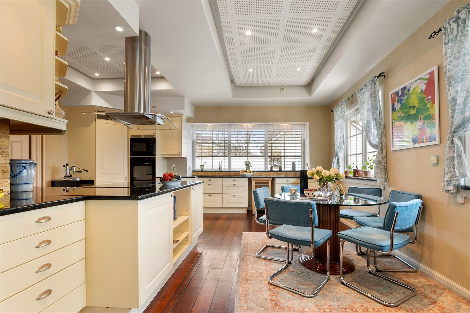 Kjøkkenrommet er ambisiøst og romslig med god plass til matlaging og gjester. Galleribilde