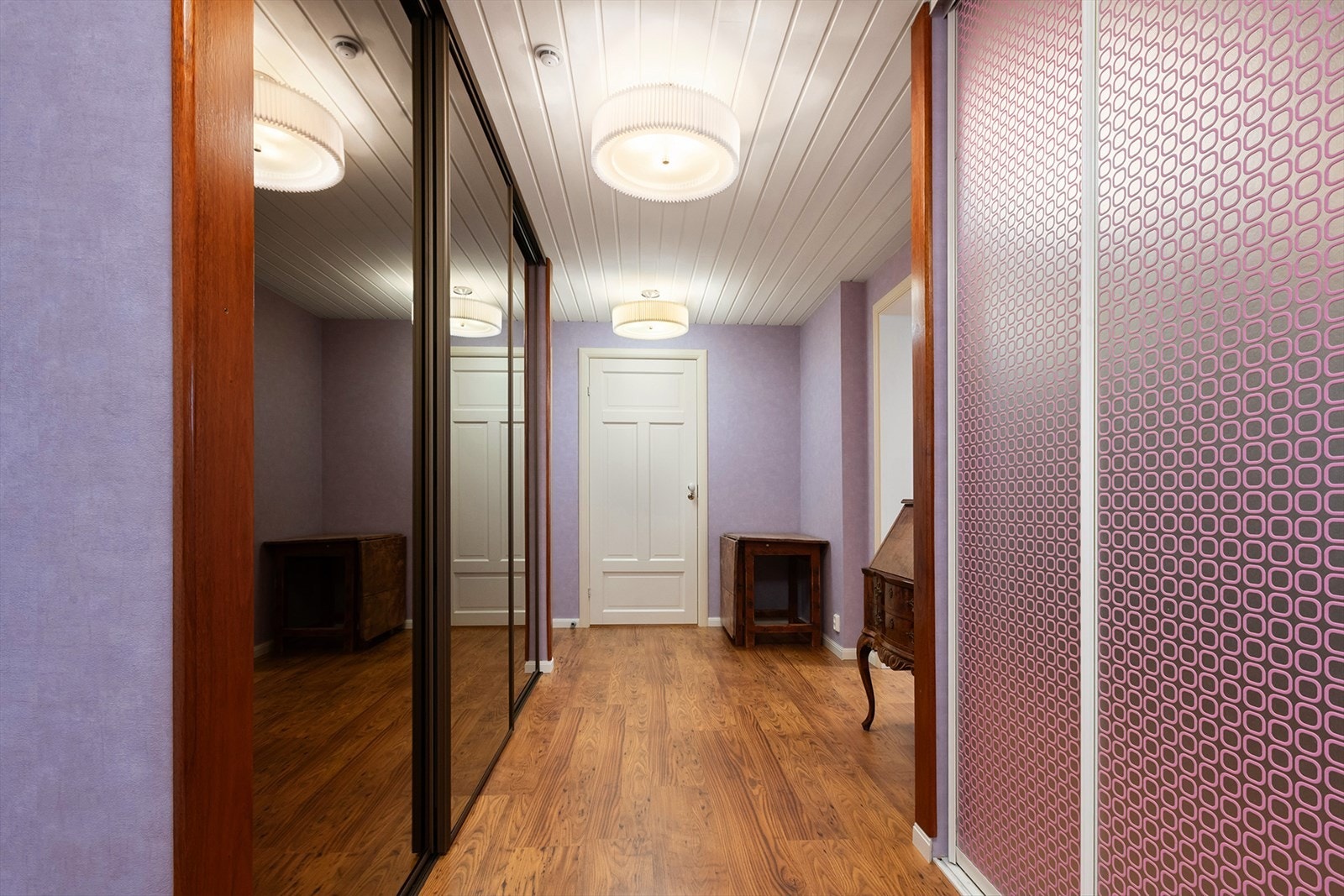 Gangen i soveromsfløyen har skyvedørsgarderobe. Galleribilde