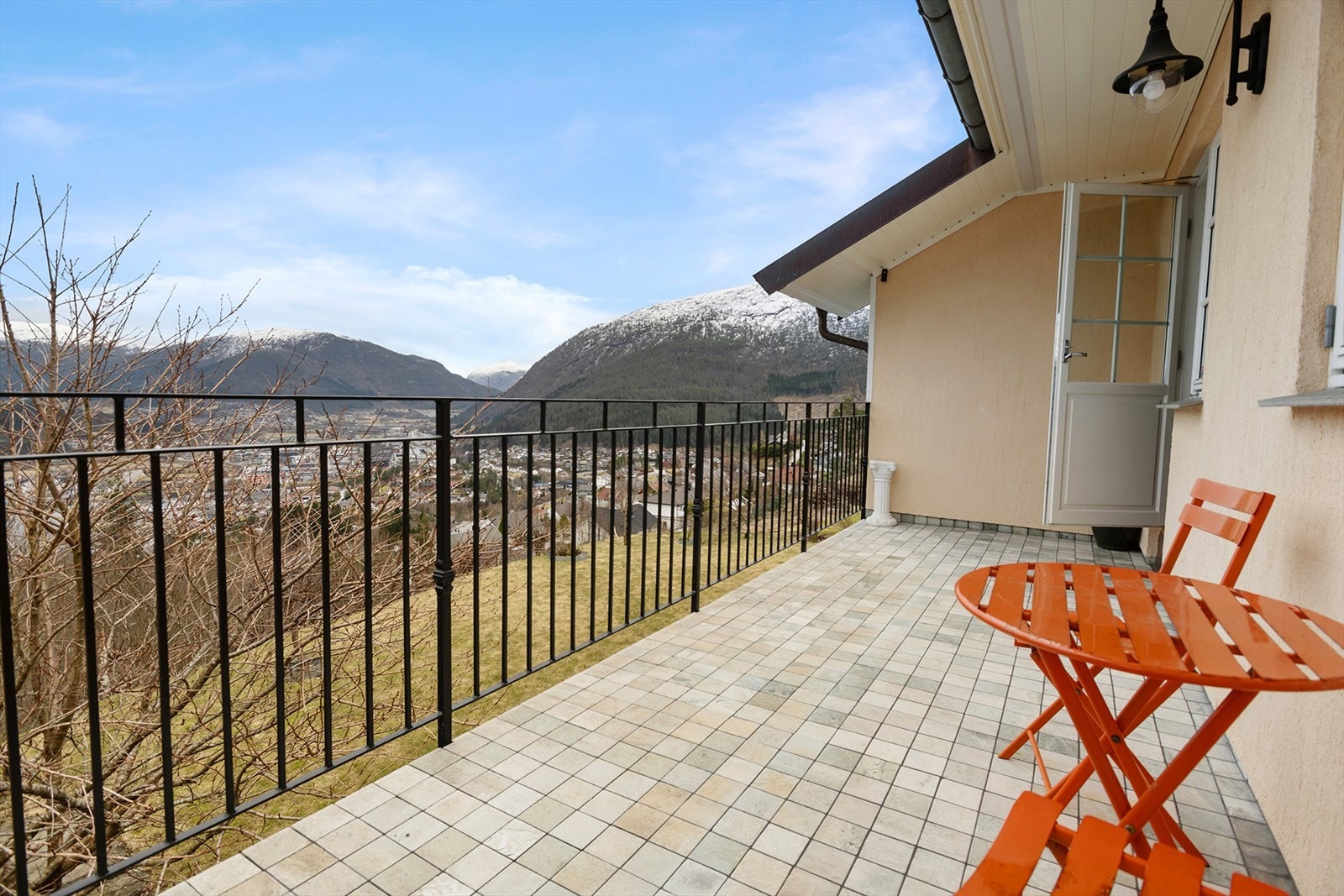 Balkongen har flott utsikt og sol fra tidlig morgen. Her er det fint å nyte frokosten ute i det fri. Galleribilde