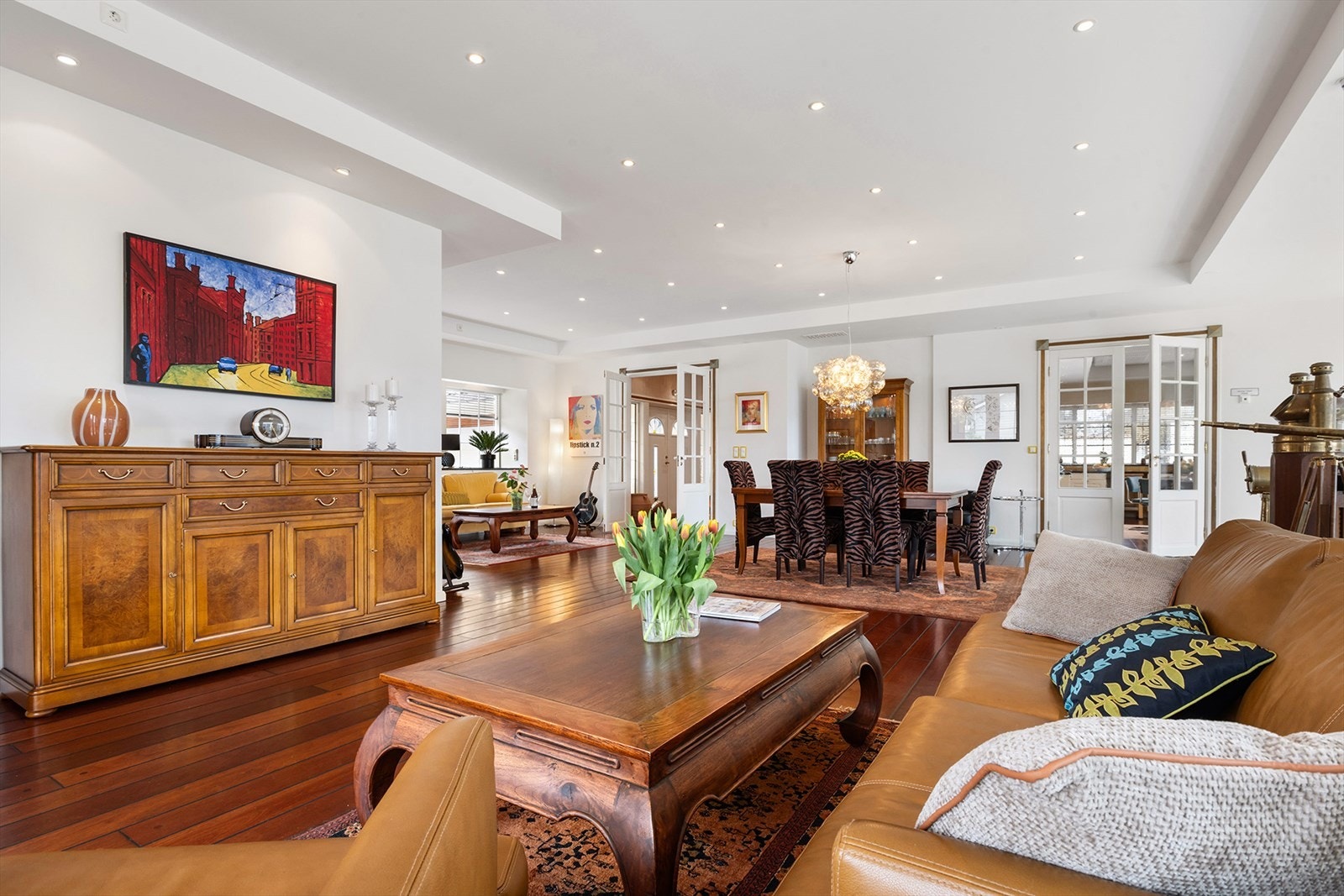 Stuen er meget romslig og har flere soner for møblering. Galleribilde