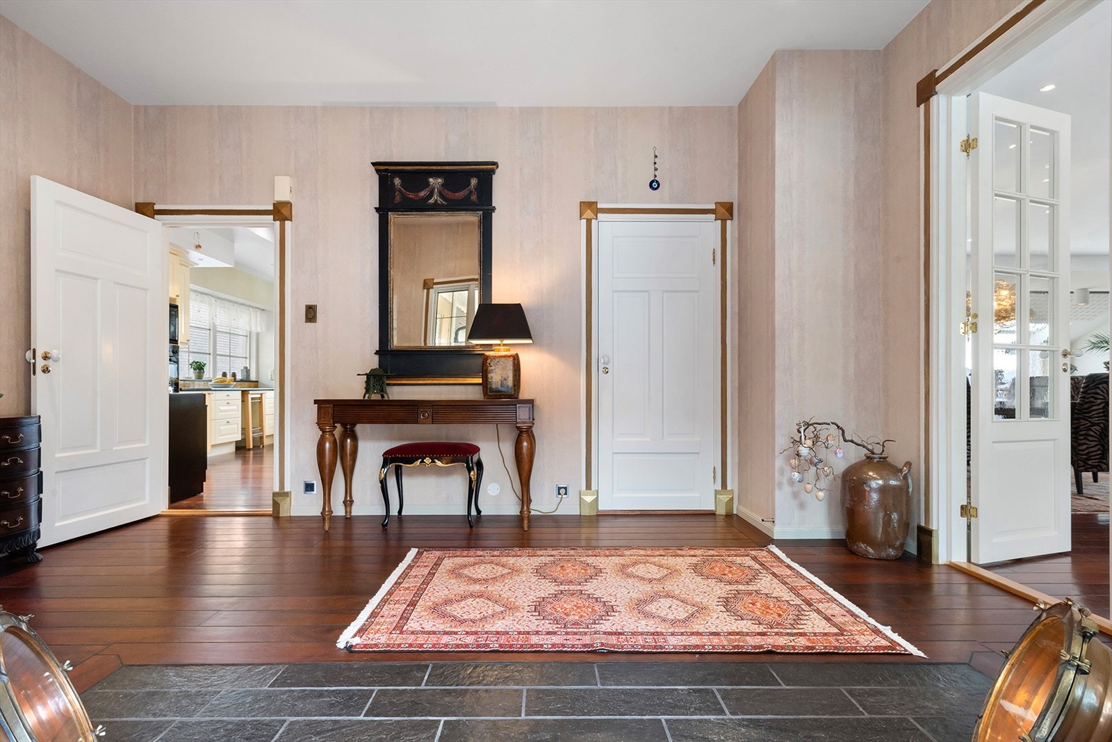 Fra hallen går vi videre til andre rom i hovedetasjen. Galleribilde