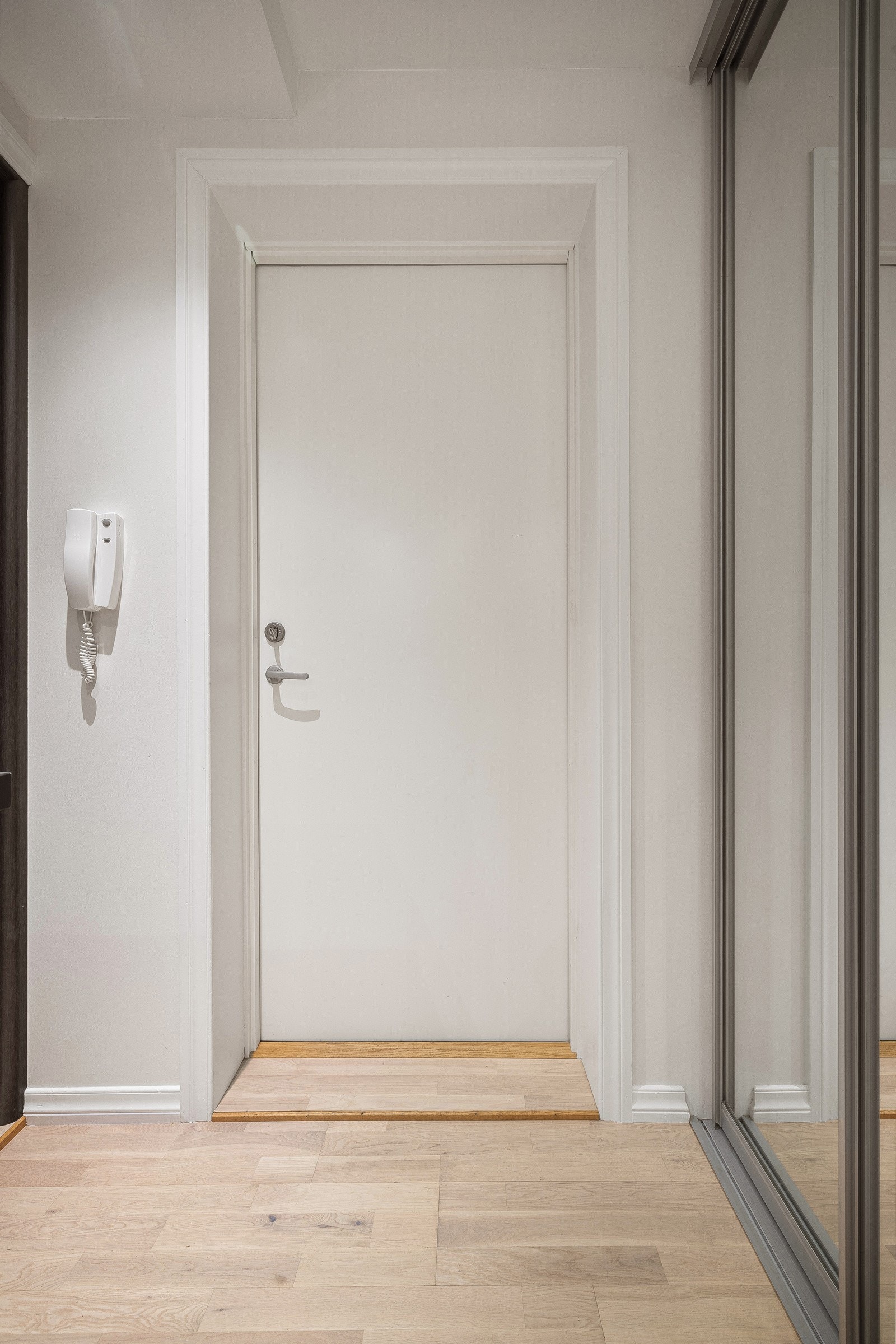 - Det første som møter deg er en liten entré med speilskyvedørsgarderobe - Galleribilde