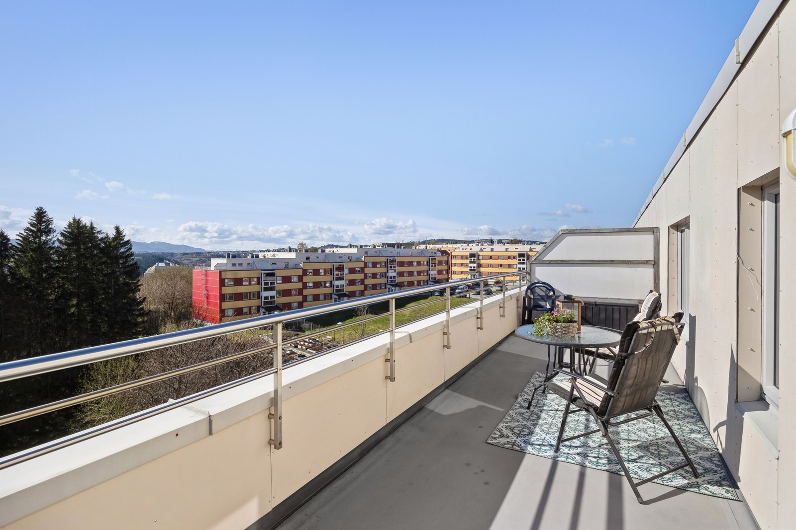 Takterrassen er av god størrelse med plass til flere utemøbler. Galleribilde