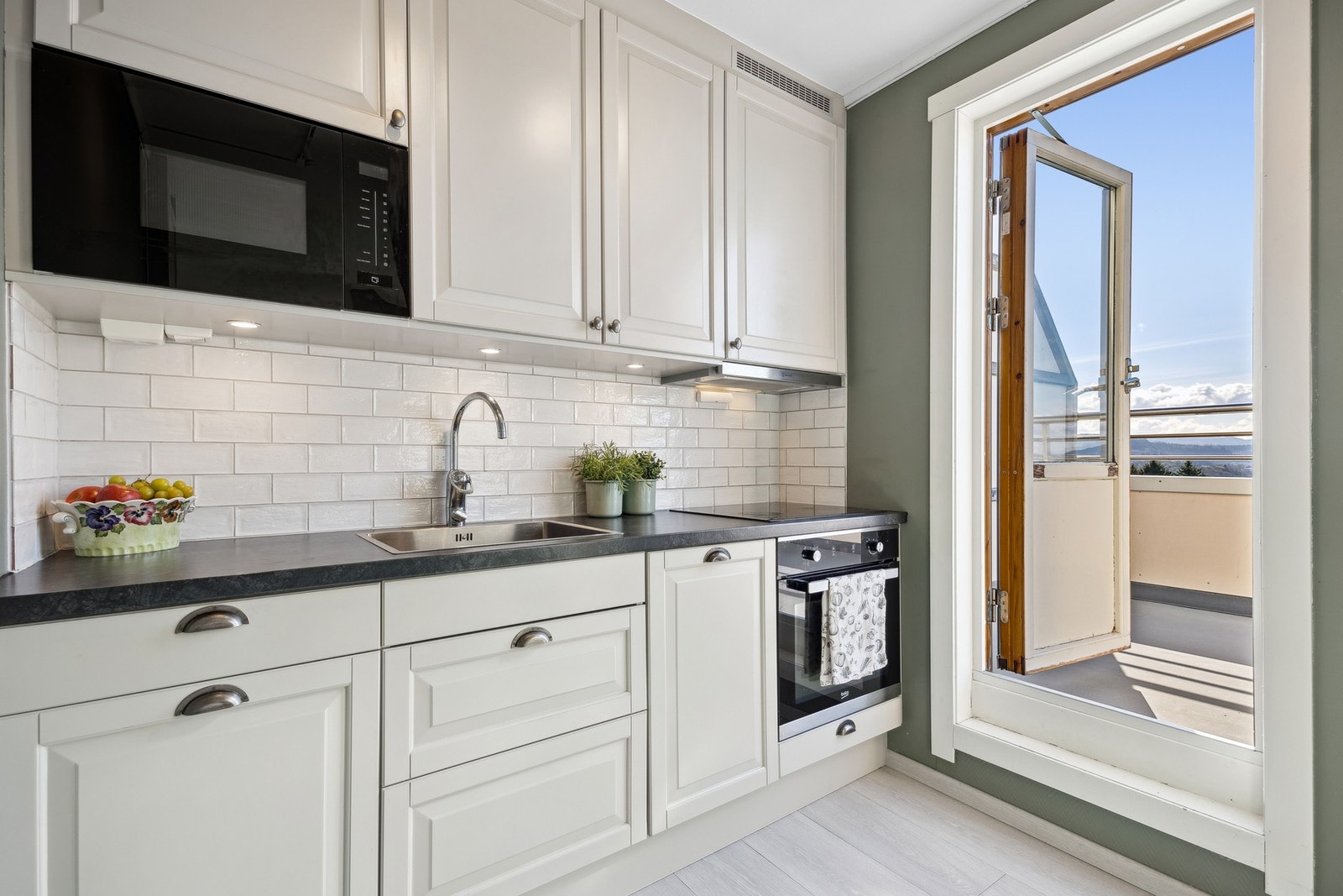 Fra kjøkkenet er det utgang til takterrassen. Galleribilde