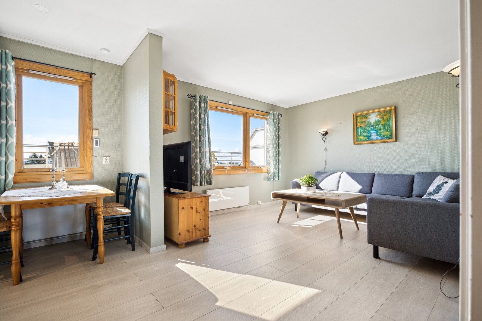 Spisegruppen finner sin naturlige plass i rommet og inviterer til hyggelige måltider med familie og venner. Galleribilde