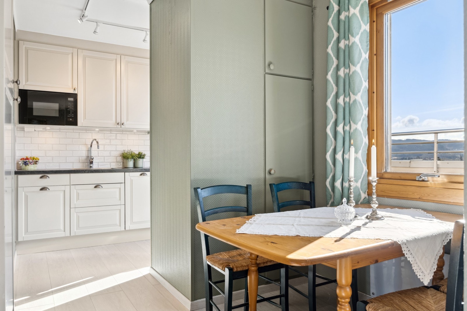 Leiligheten har moderne Epoq-kjøkken fra 2019. Galleribilde