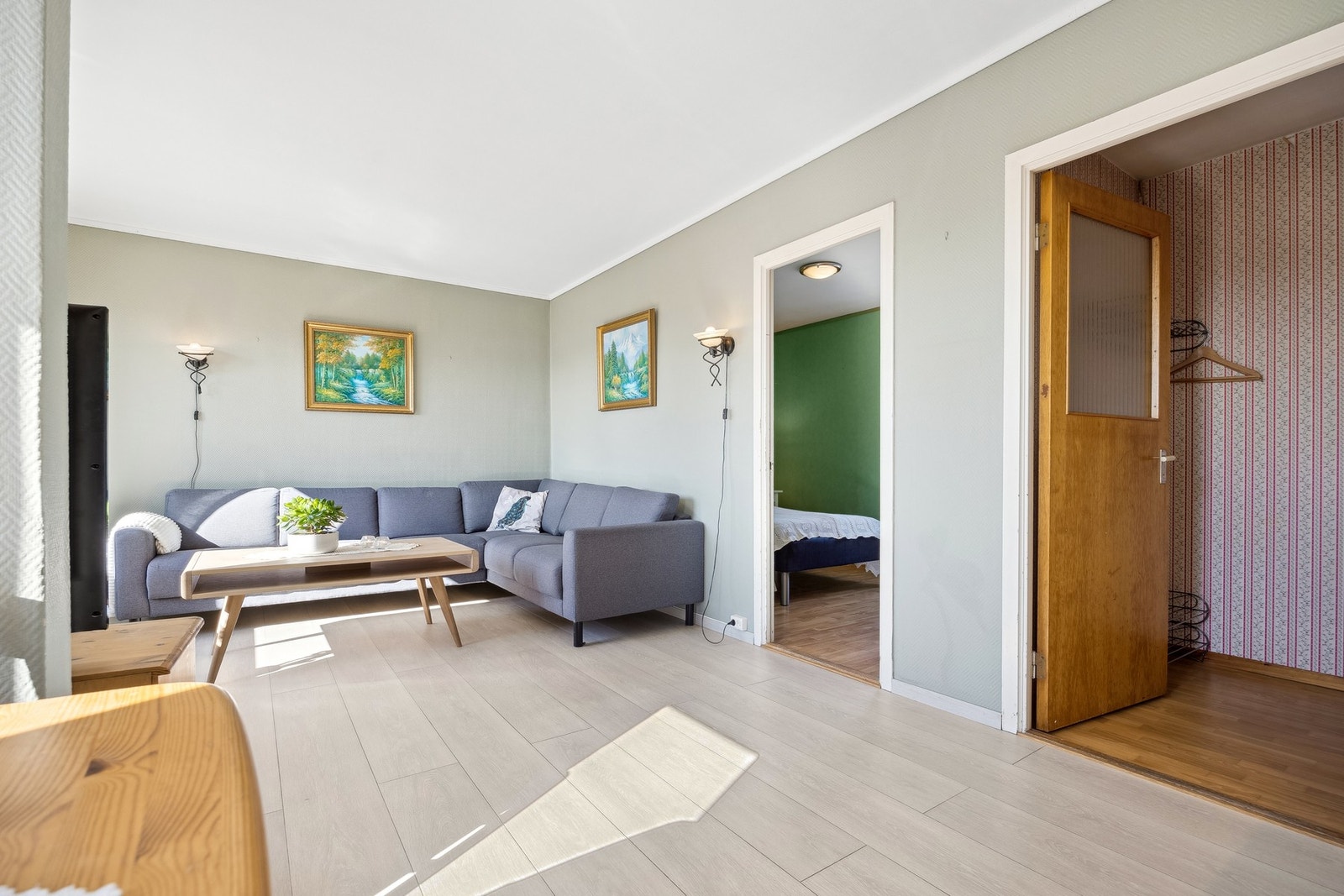 Store vindusflater gir rikelig med naturlig lys. Galleribilde