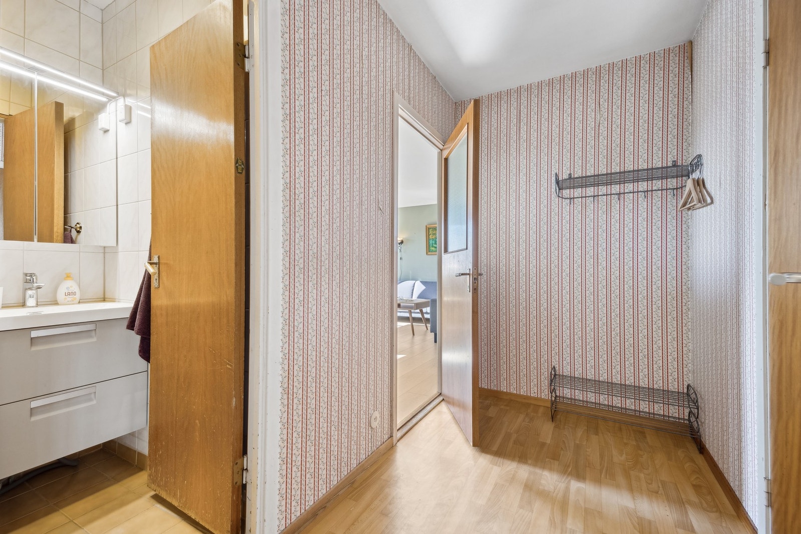 Entré med god plass til oppbevaring av både sko, jakker og div. Galleribilde