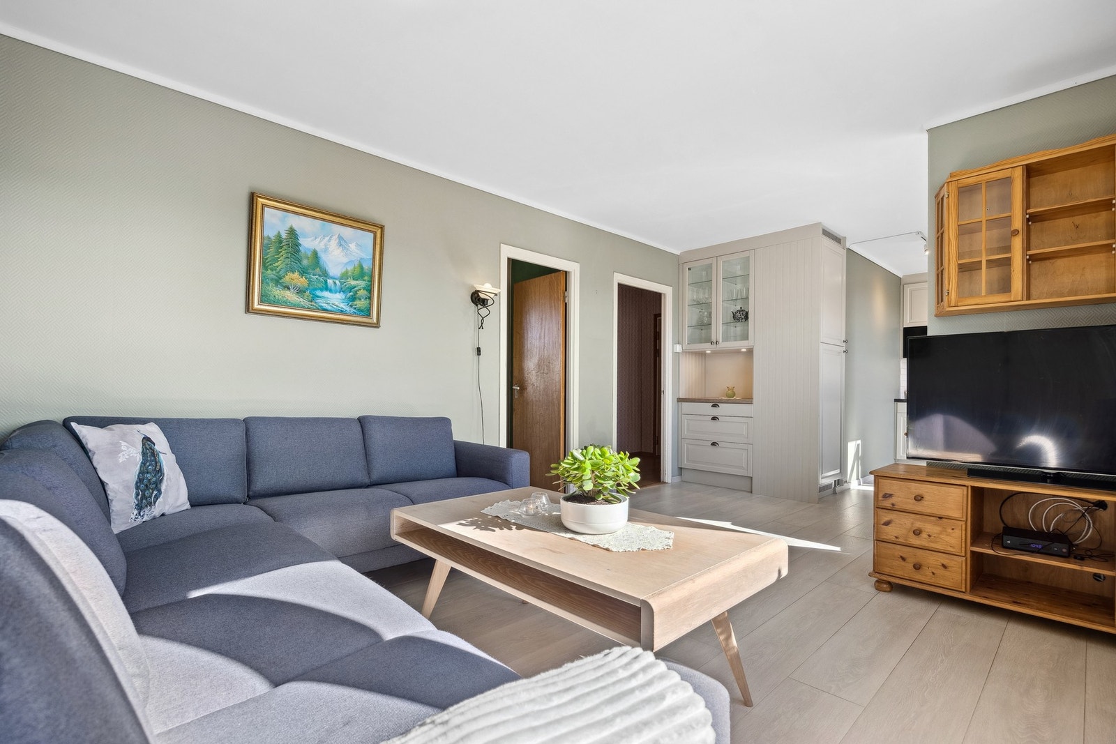 Stue/kjøkken måler 26 kvm og kan enkelt møbleres med sofa og tilhørende møblement. Galleribilde