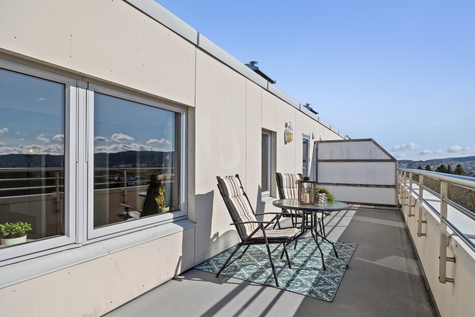 Kort vei til butikk, buss og turterreng. Galleribilde