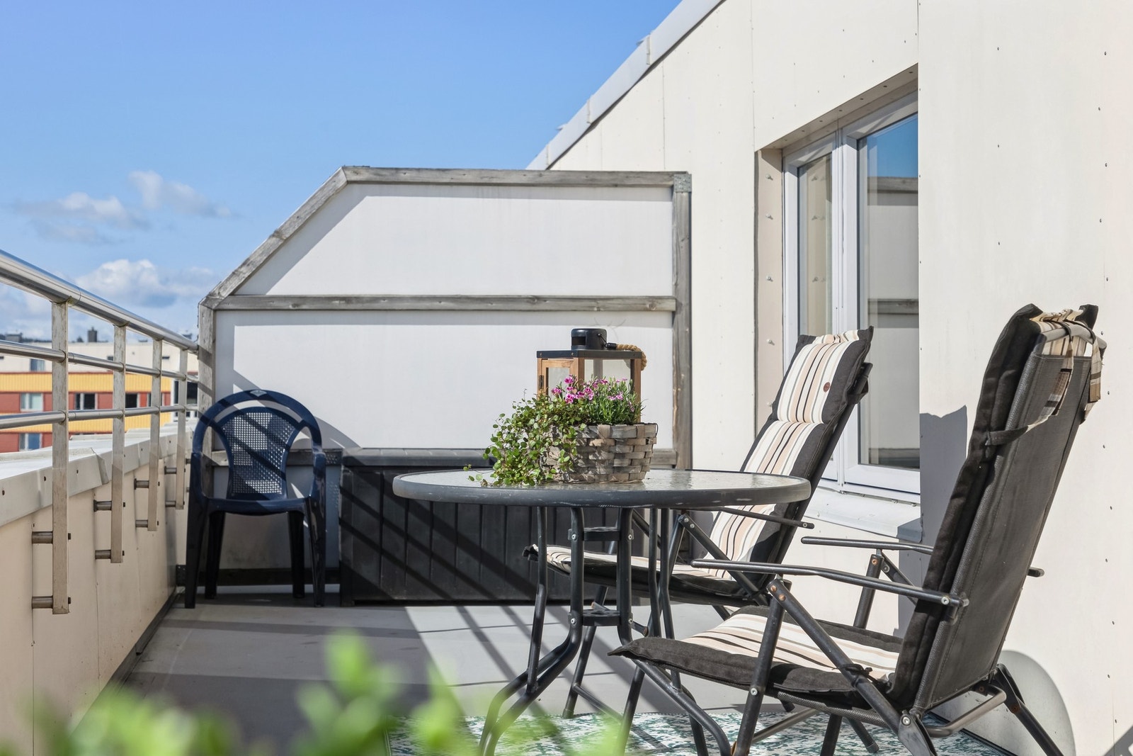 Her kan du nyte finværsdager med en kopp kaffe og din favorittbok! Galleribilde