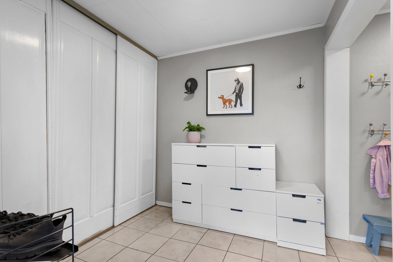 Det første som møter deg er en lysmalt entré med god plass til oppbevaring av ytterbekledning. Romslig skyvedørsgarderobe. Galleribilde