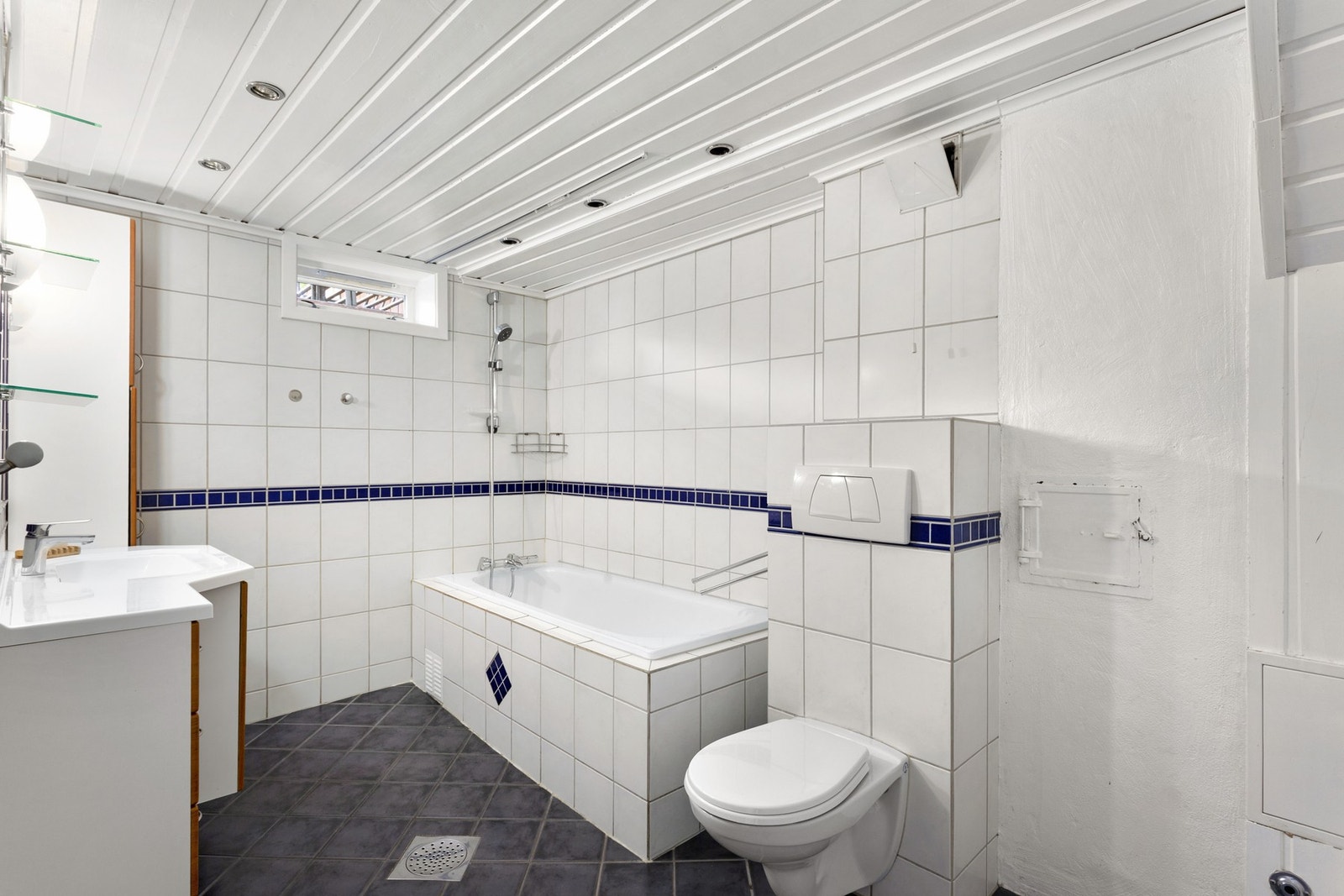 Ellers er det godt med lagringsplass for det utstyret du måtte ønske å ha på badet ditt. Galleribilde