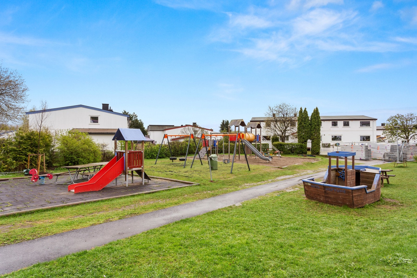 Borettslagets felles lekeplass - et godt samlingspunkt for alle i borettslaget. Galleribilde