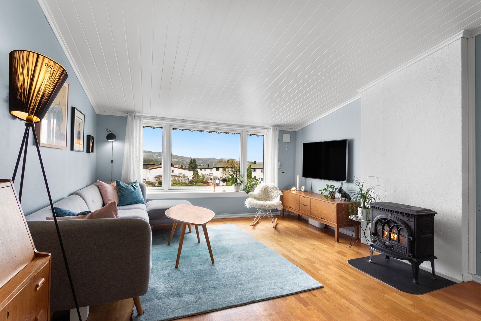 Romslig med plass til stor sofa- og medieløsning samt eget spisebord. Galleribilde