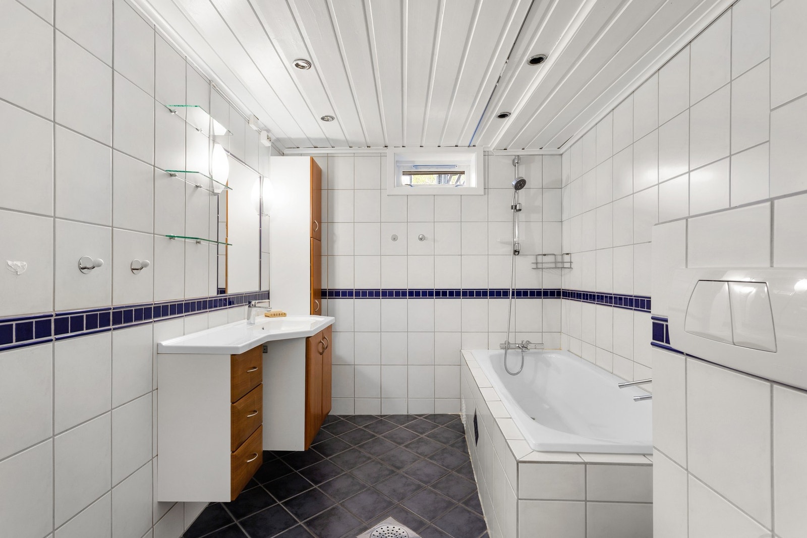 Badet i kjelleren er romslig utformet og har bl.a. et deilig badekar. Det bør påregnes en modernisering av badet. Galleribilde