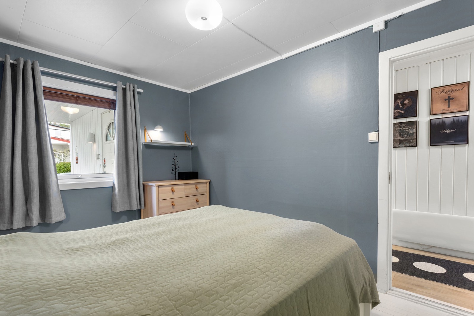 Deilig blåfarge gir et godt inntrykk av rommet. Galleribilde