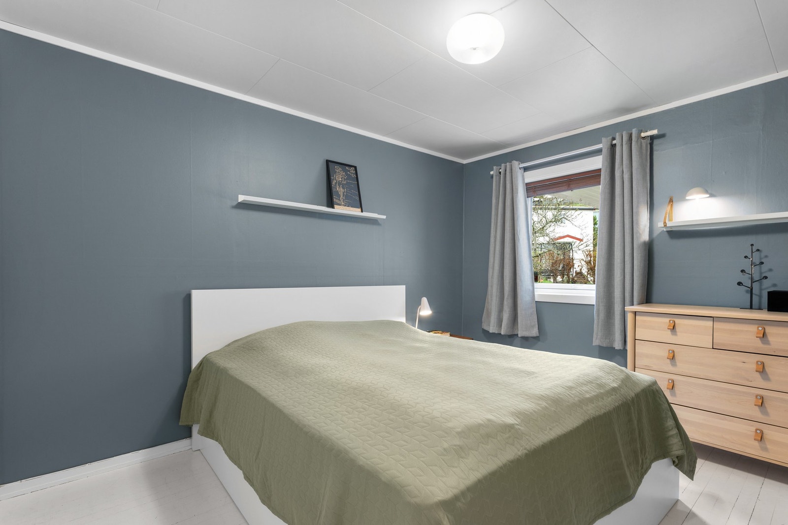 Hovedsoverommet har plass til dobbeltseng med tilhørende nattbord. Galleribilde