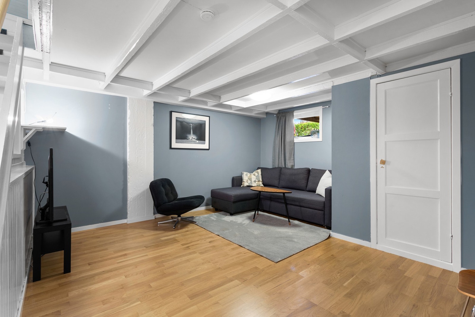 Innredet rom som benyttes som kjellerstue. Masse plass til sofa- og loungemøblement. Et ekstra rom for avslapning etter hektiske hverdager. Galleribilde