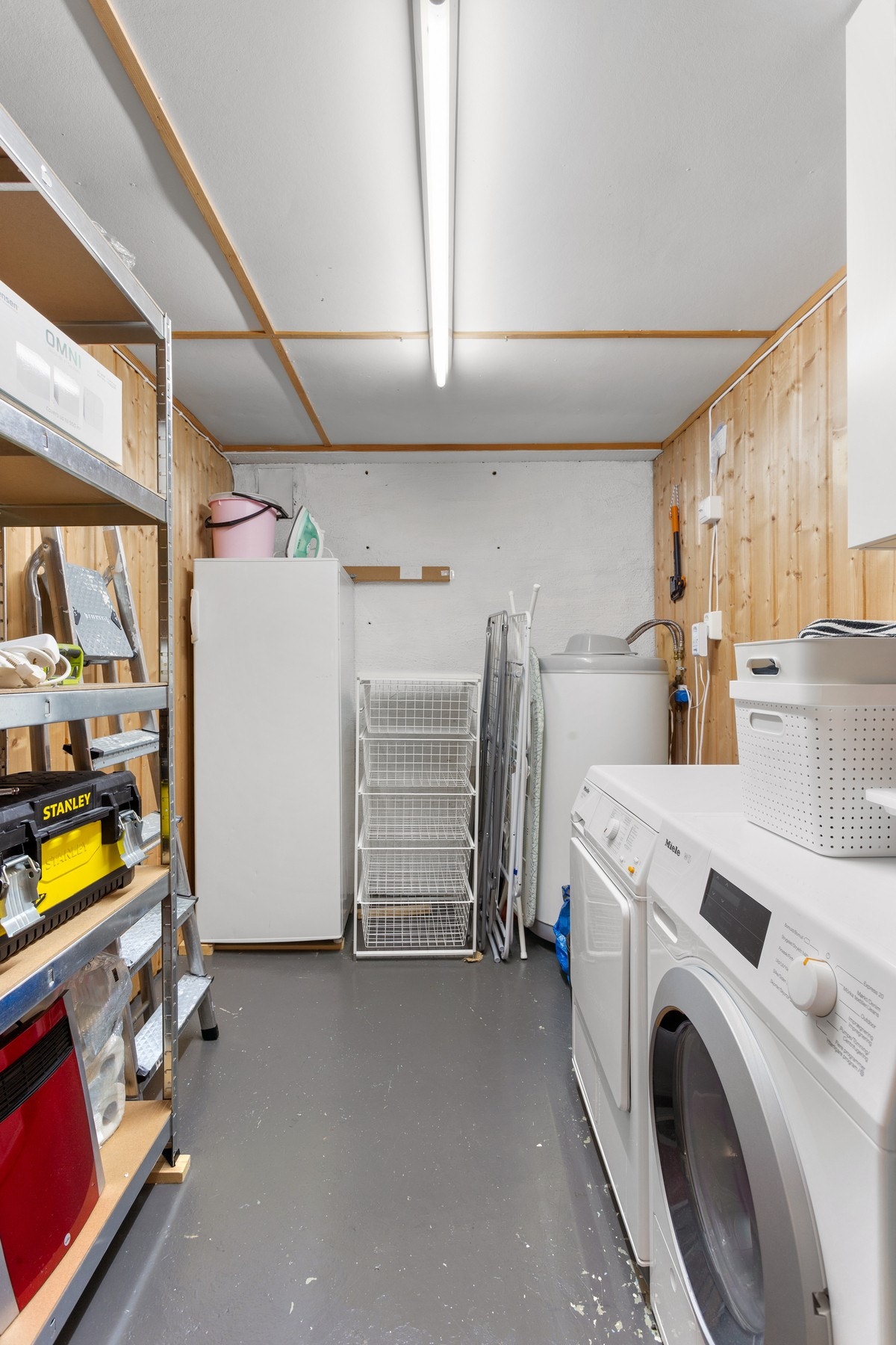I tillegg til badet er det et teknisk rom med opplegg til vaskemaskin og tørketrommel samt rom for diverse lagringsmuligheter. Galleribilde