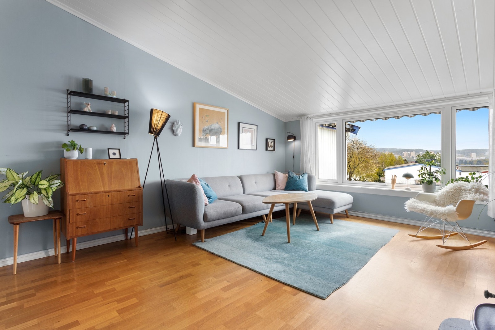 2. etasje består av en nydelig stue med store vindusflater. Dette gir masse lysinnslipp året rundt og ivaretar utsikten over fellesområdene. Galleribilde