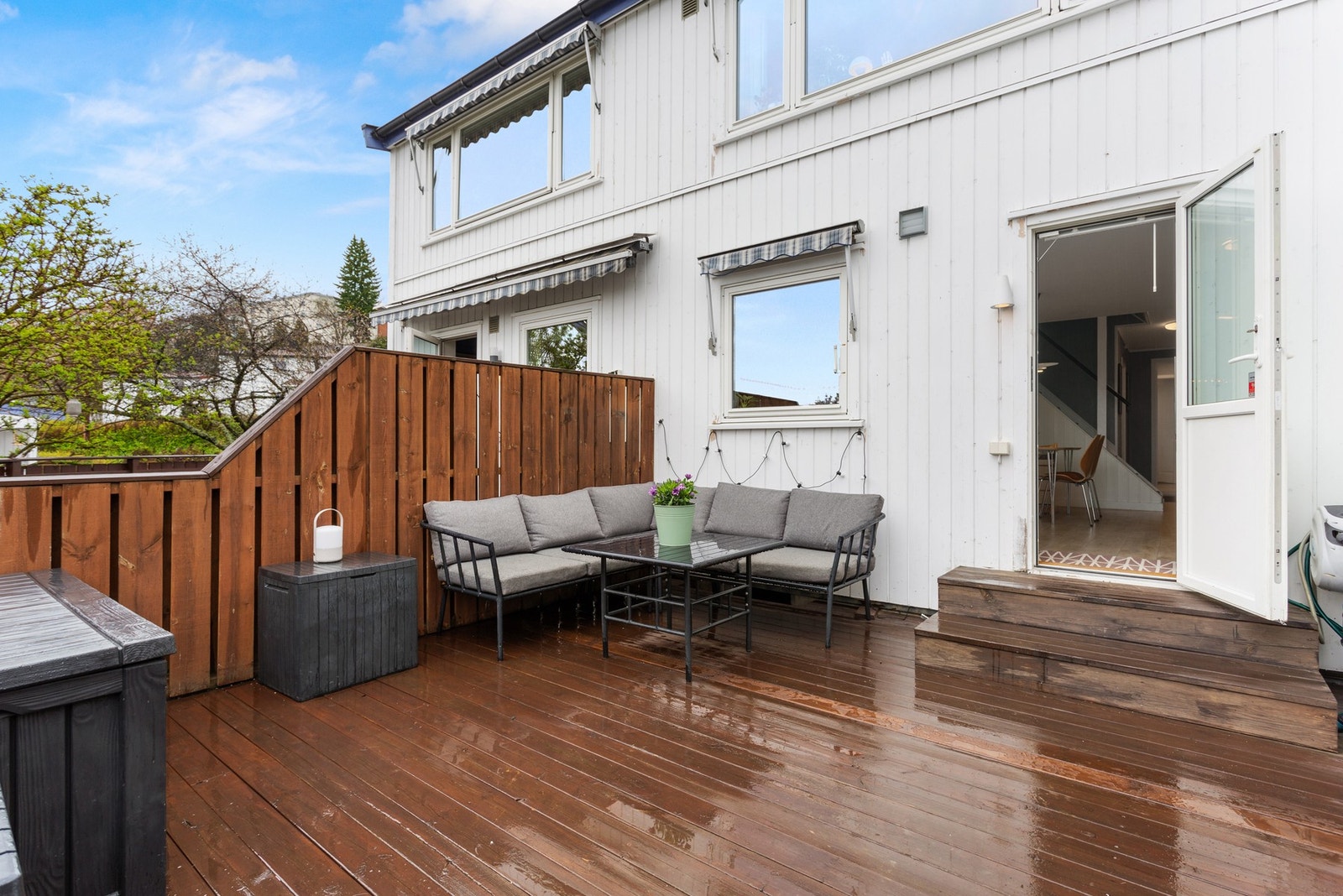Terrassen måler ca. 18 kvm og har plass til utemøblement, diverse beplantning og grill. Galleribilde