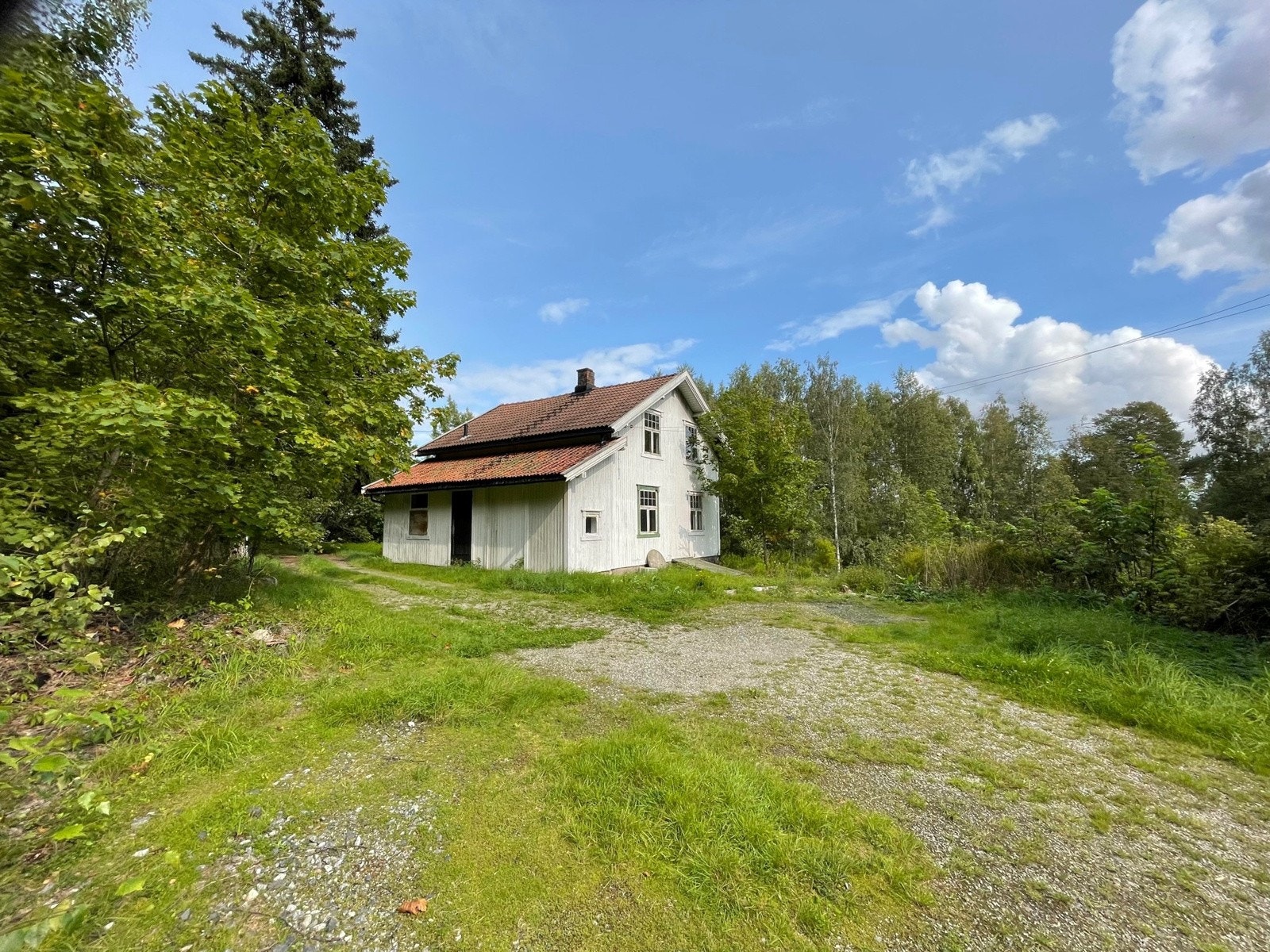 Enebolig med uthus som trenger totalrenovering. 3,3 måltomt regulert til bolig. Galleribilde