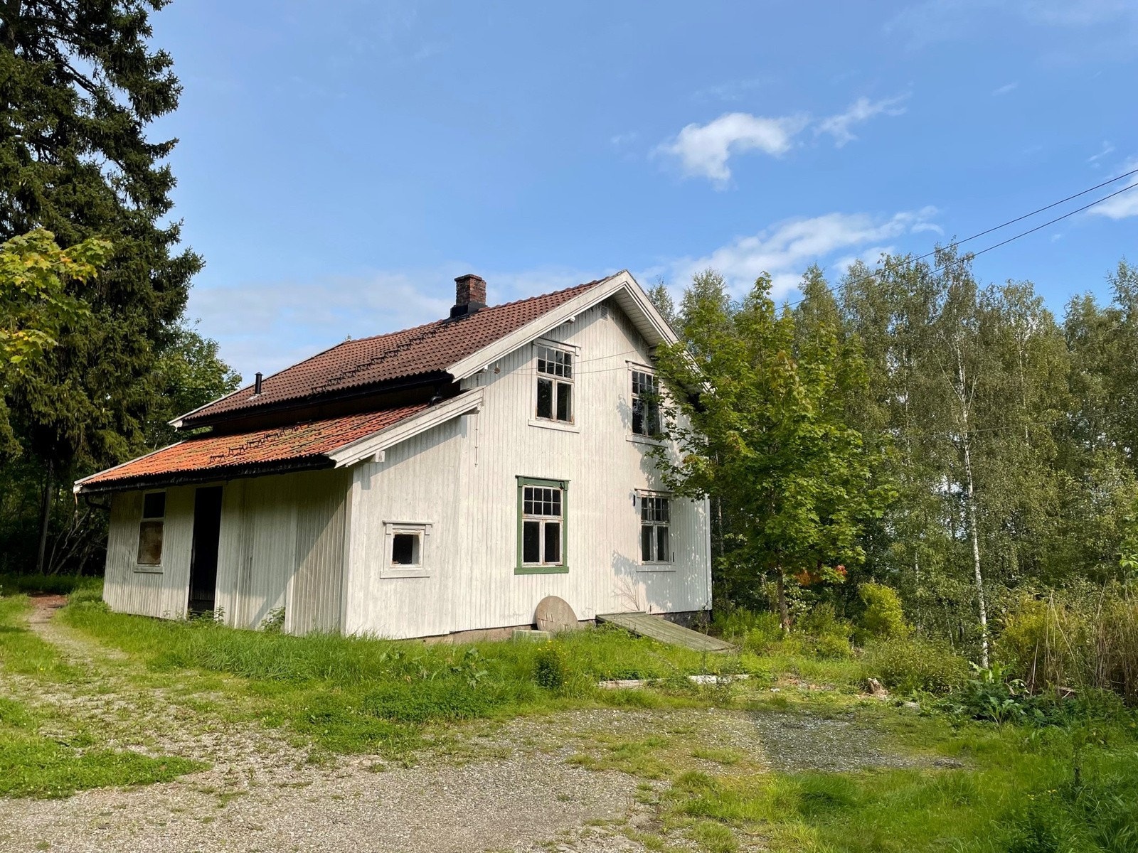 3 minutter å gå til bussholdeplass og Jaer skole. Galleribilde