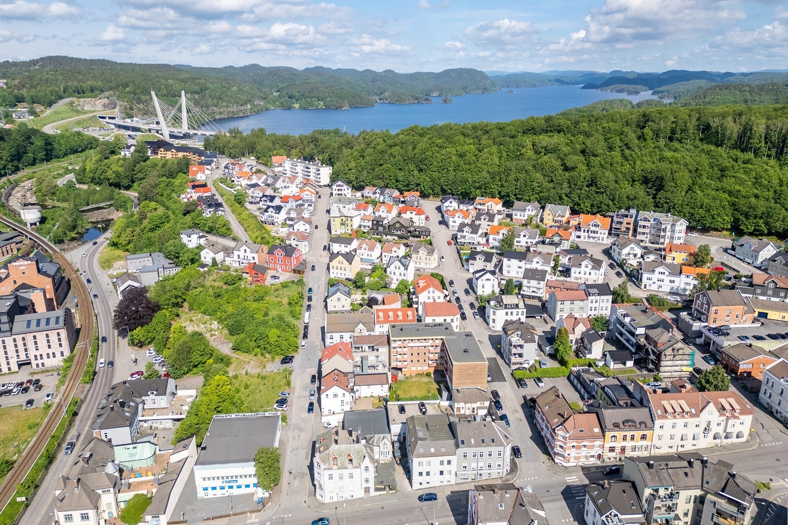 Fra leiligheten er det kort vei til flotte turområder i Bøkeskogen - og til Farris med fine badeplasser Galleribilde