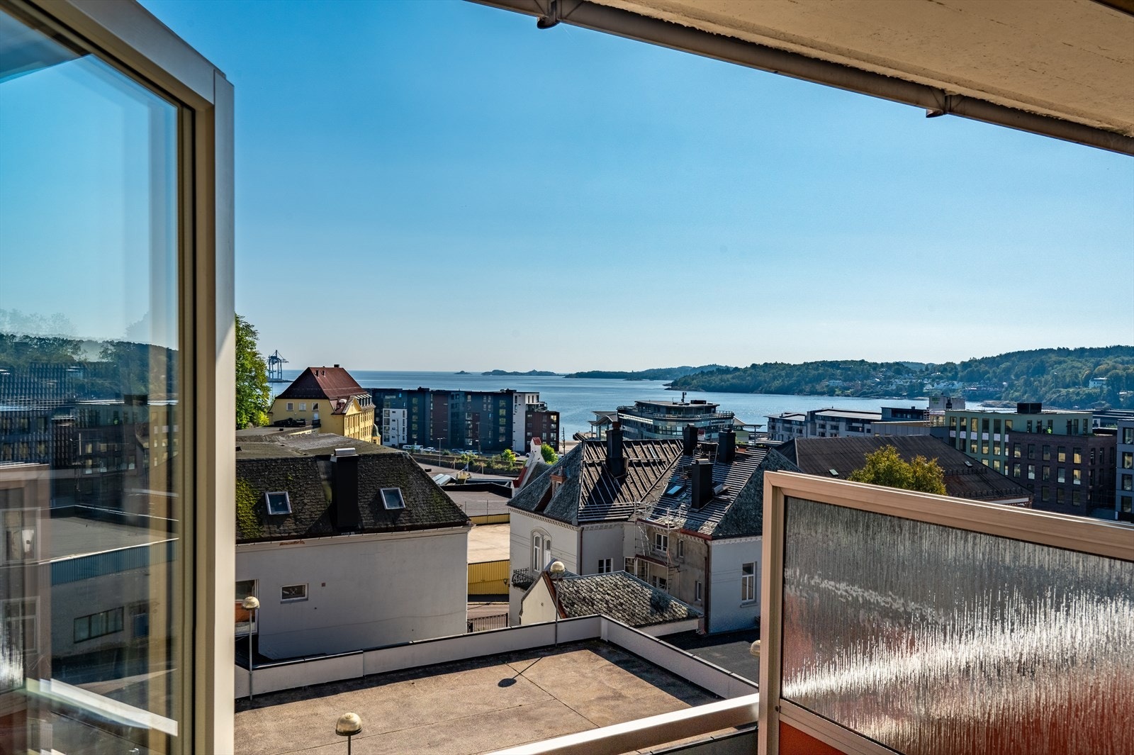 Utsikt fra balkong og stue Galleribilde