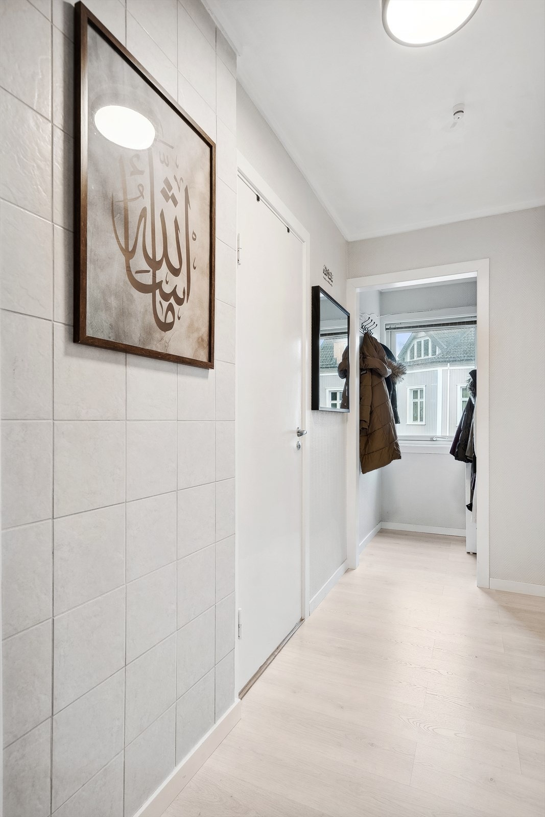 Gang med praktisk garderobe Galleribilde