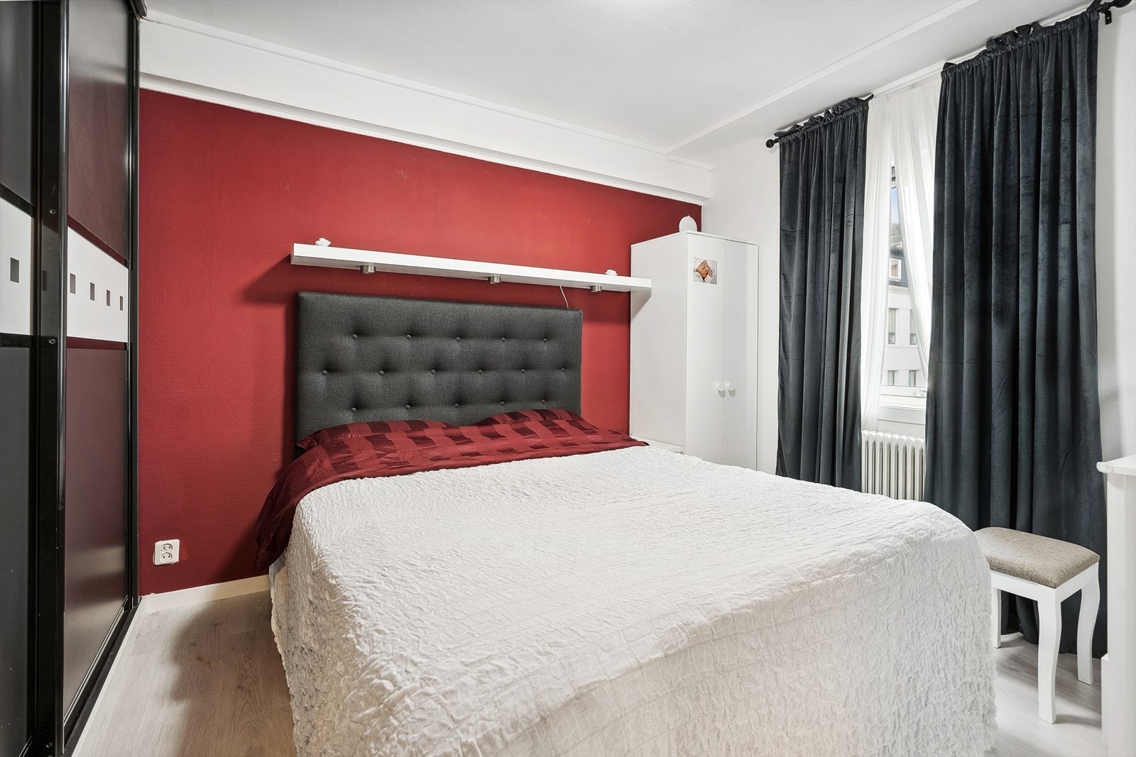 Soverom med stor skyvedørsgarderobe Galleribilde