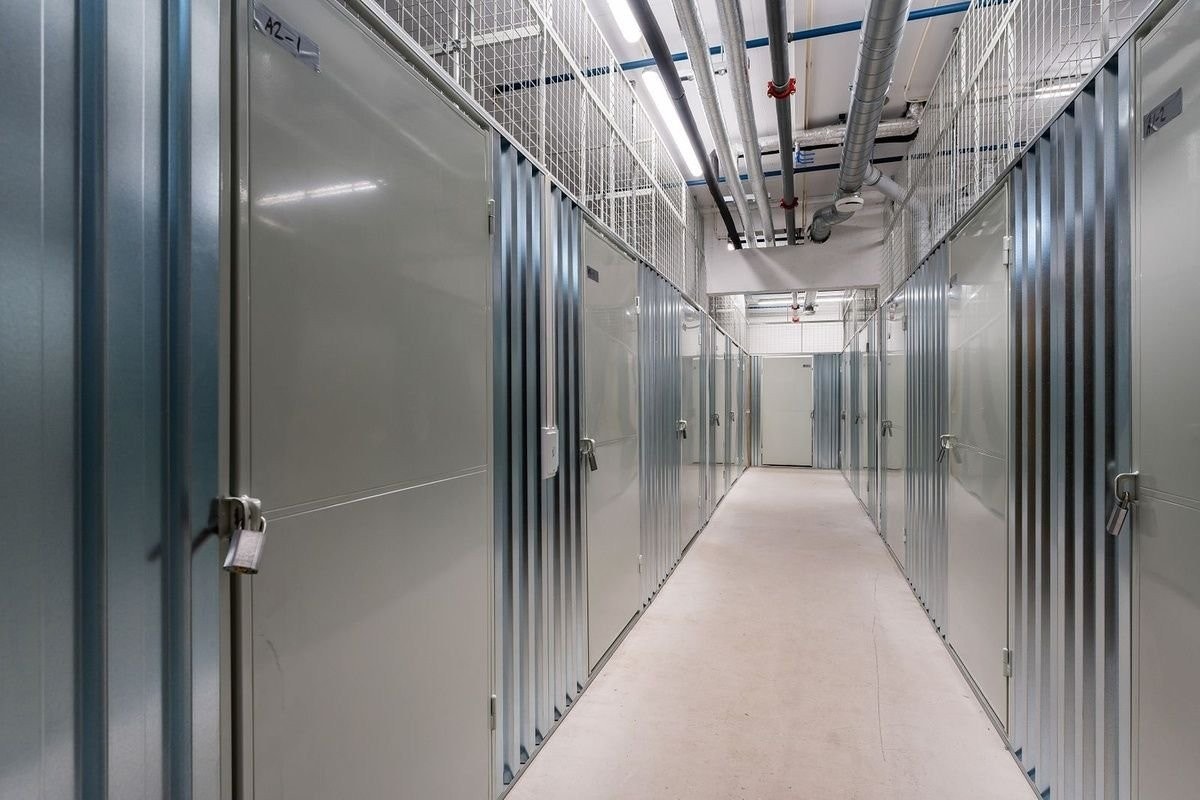 - Høy bod med 5 m² plass. FØLGER MED(hvis du vil): oppbevaringshylle - Galleribilde