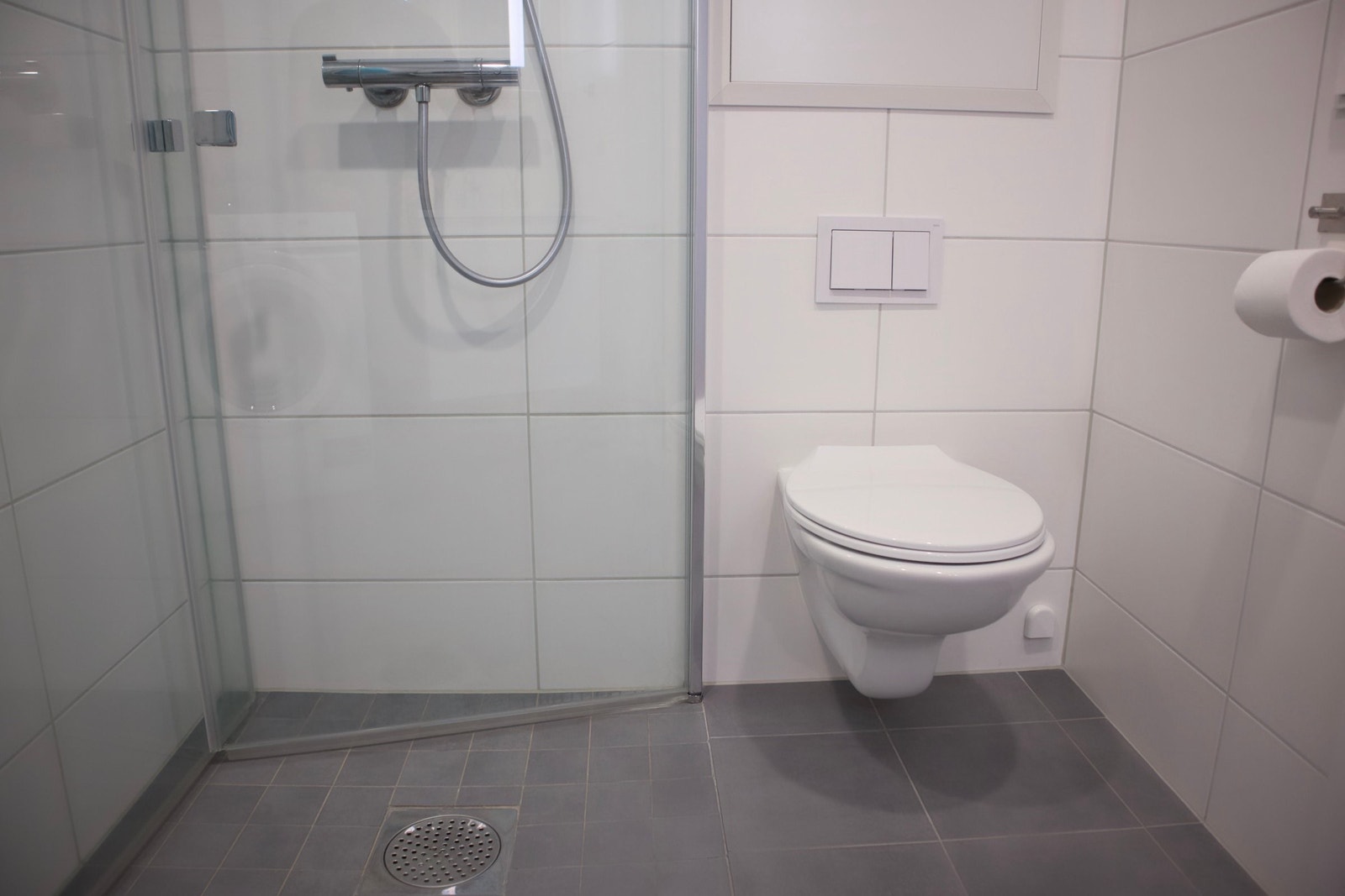 - Komfortabel dusj med fleksible glassdører - Galleribilde