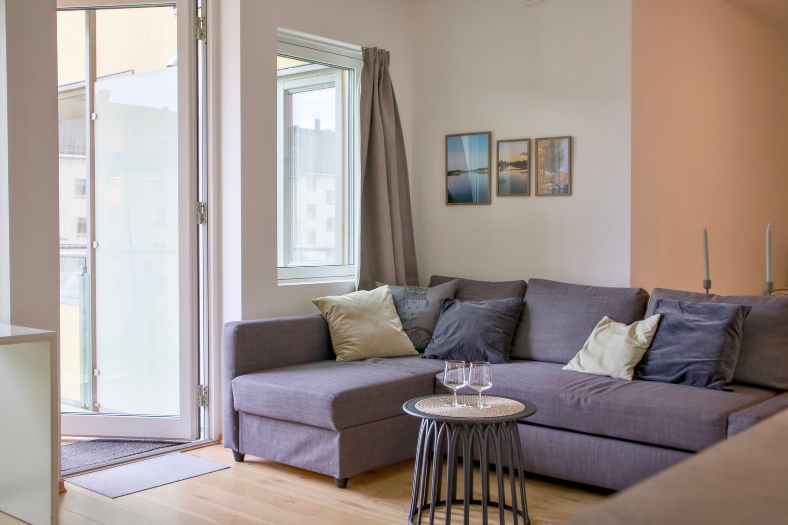 - Boligens stue er virkelig noe for seg selv med rikelig mengde naturlig lys - Galleribilde